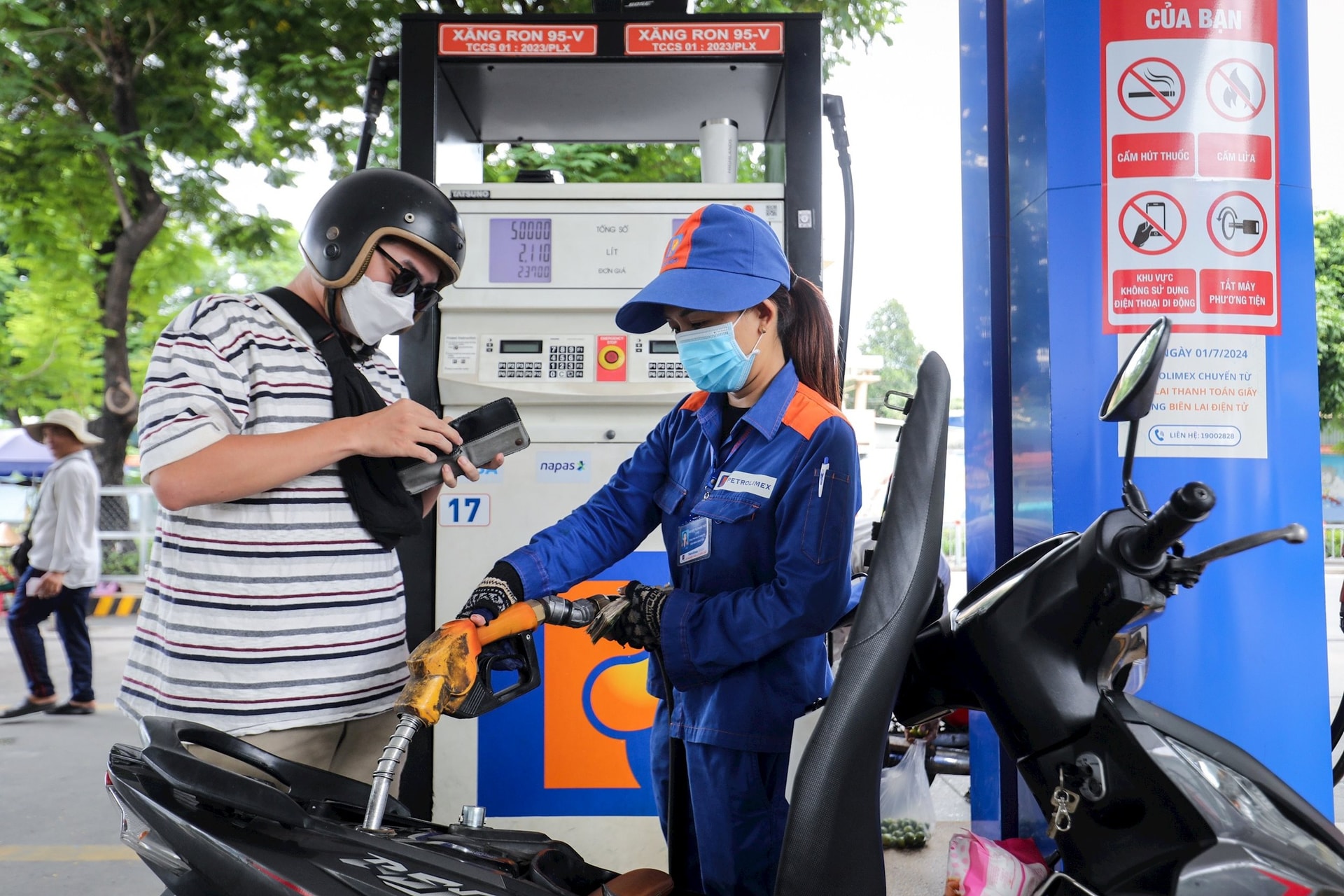 Les prix du Brent et du WTI chutent. Le Vietnam peut-il profiter de cette baisse des prix ?