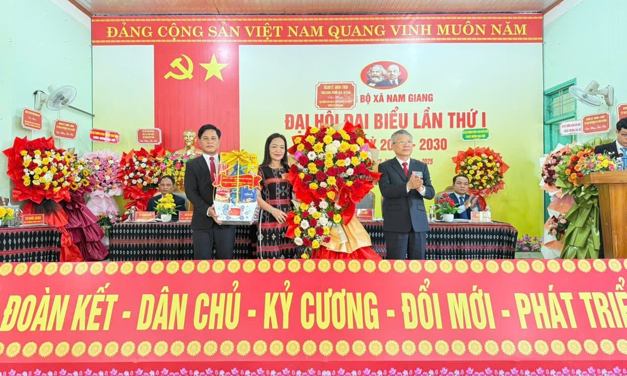 TẶNG HOA CHÚC MỪNG ĐẠI HỘI