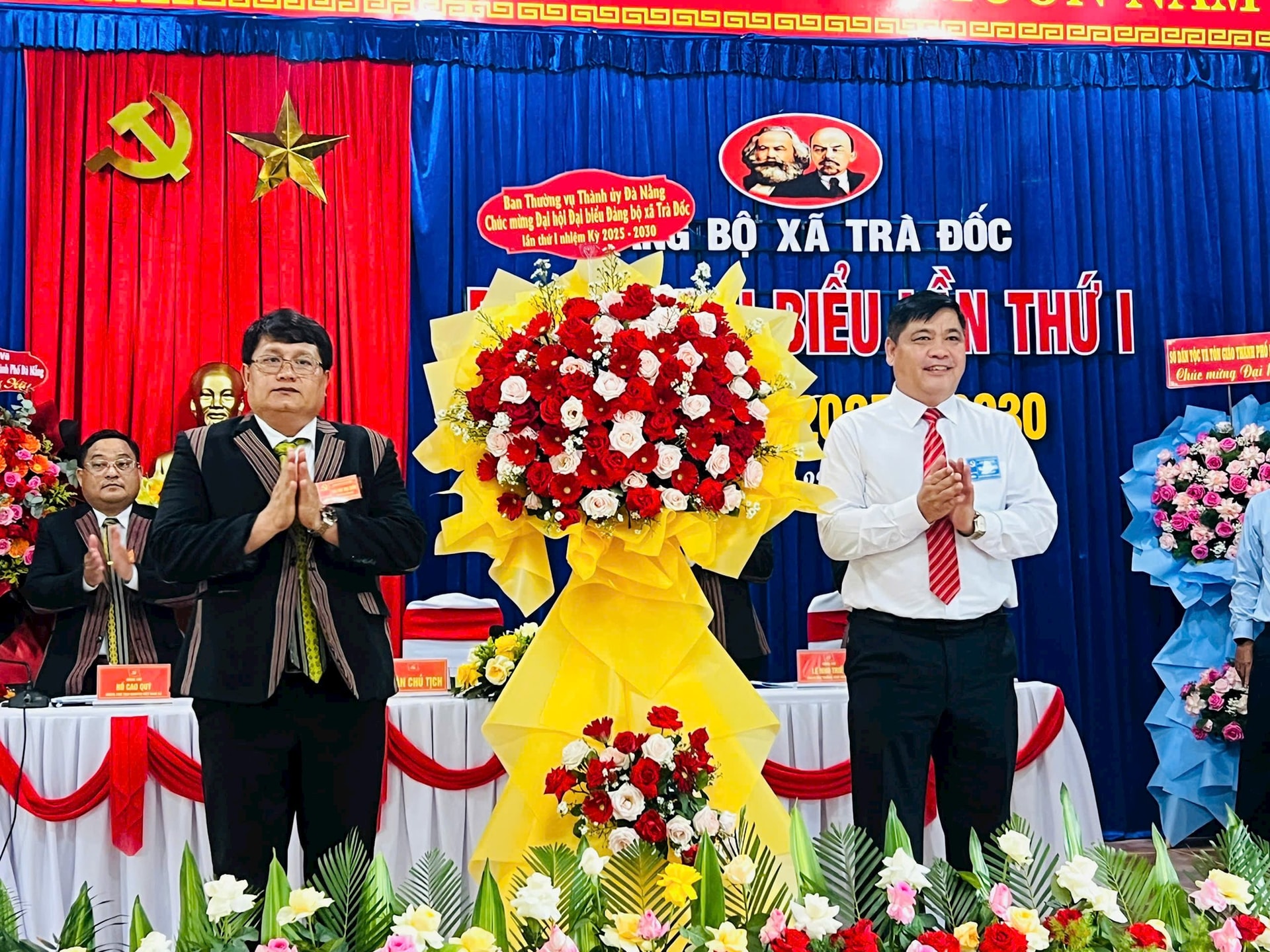 Giám đốc Sở Dân tộc-Tôn giáo Nguyễn Mạnh Hà (bên phải) tặng hoa chúc mừng Đại hội đại biểu Đảng bộ xã Trà Đốc nhiệm kỳ 2025-2030. Ảnh: Tấn Sỹ