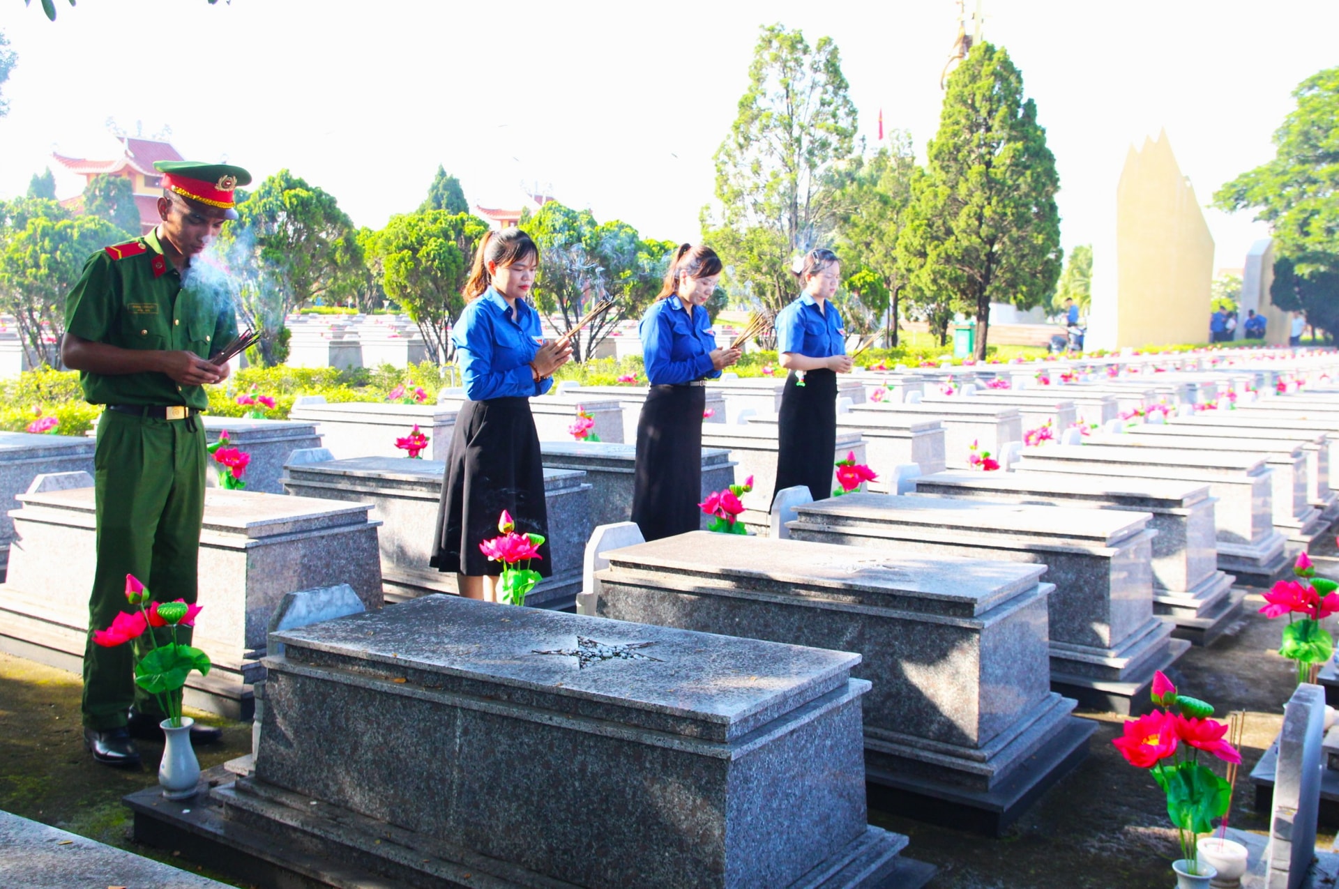 Tuổi trẻ Đà Nẵng tổ chức thay mới hoa, lọ hoa và dâng hương tưởng nhớ các anh hùng liệt sĩ tại Nghĩa trang Liệt sĩ thành phố Đà Nẵng (xã Hòa Tiến). Ảnh: N.Q