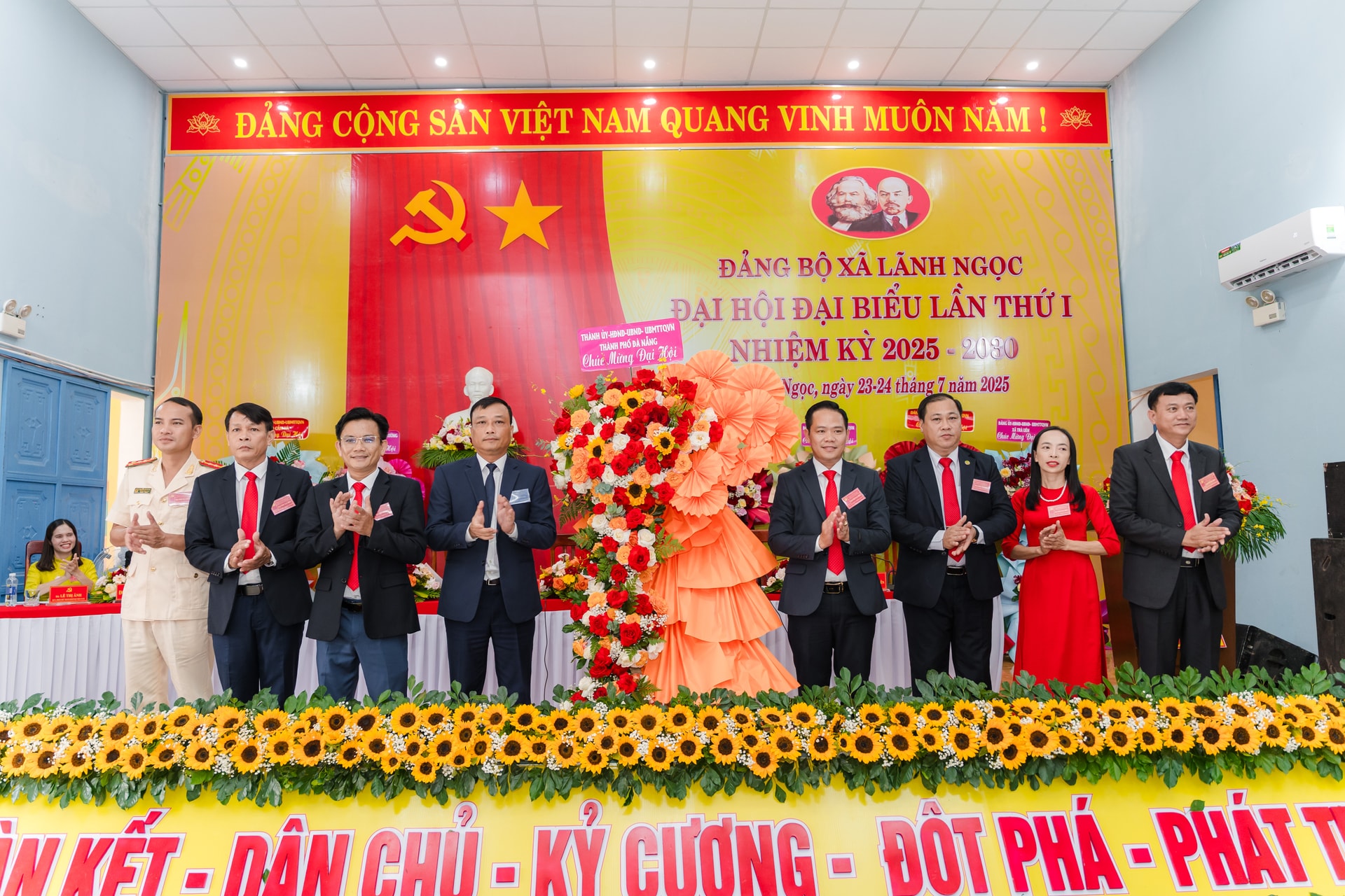 Đồng chí Phạm Nam Sơn (thứ 4 từ trái qua) - Giám đốc Sở nông nghiệp và Môi trường thành phố Đà Nẵng tặng hoa chúc mừng Đại hội. Ảnh: NGUYÊN