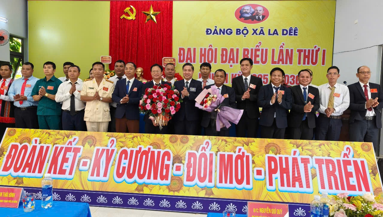 Đại hội ra mắt Ban Chấp hành Đảng bộ nhiệm kỳ 2025-2030. Ảnh; Văn Thủ