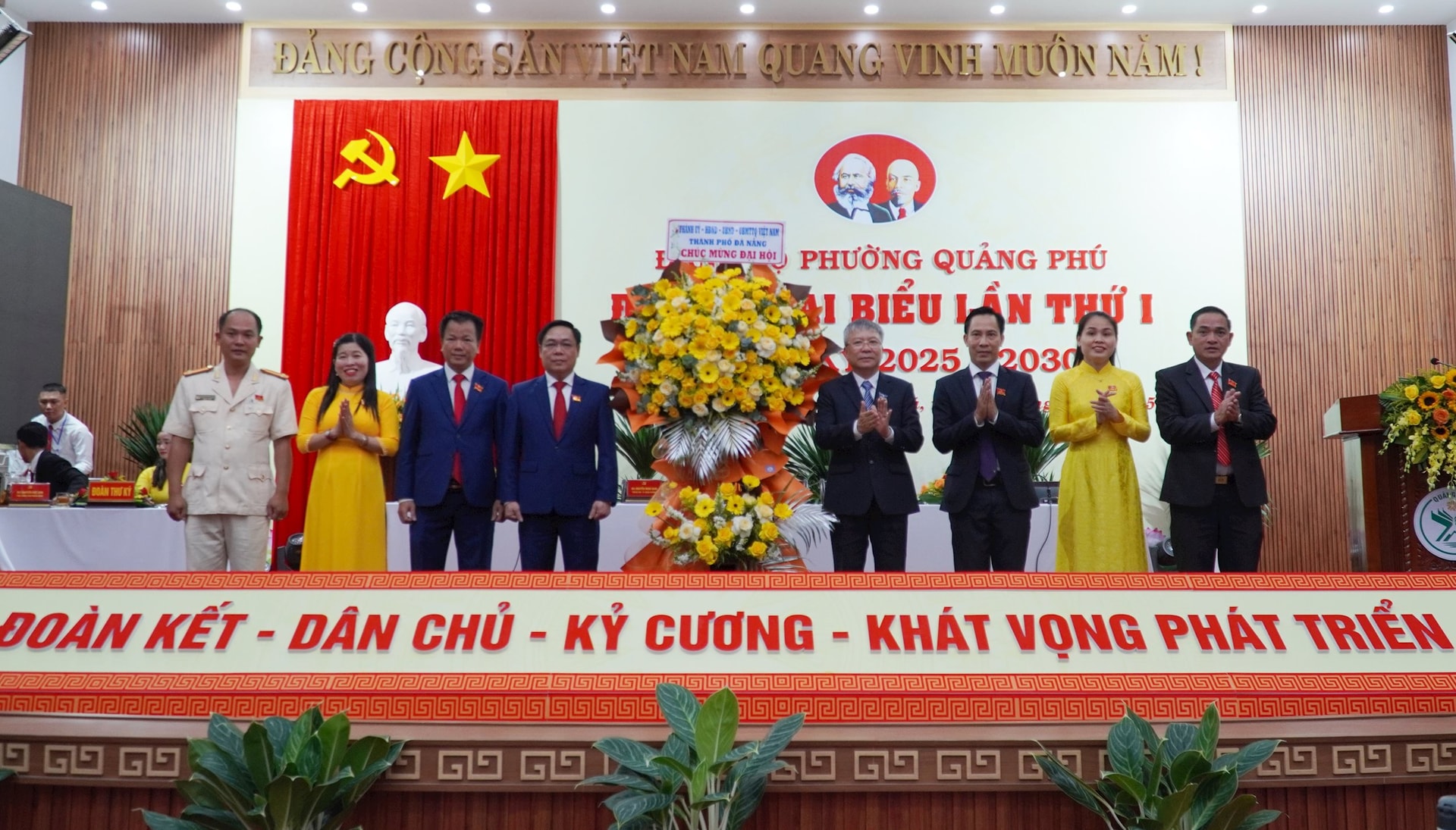 Phó Bí thư Thành ủy, Chủ tịch HĐND thành phố Đà Nẵng Nguyễn Đức Dũng tặng hoa chúc mừng Đại hội đại biểu Đảng bộ phường Quảng Phú lần thứ nhất. Ảnh: N.ĐOAN