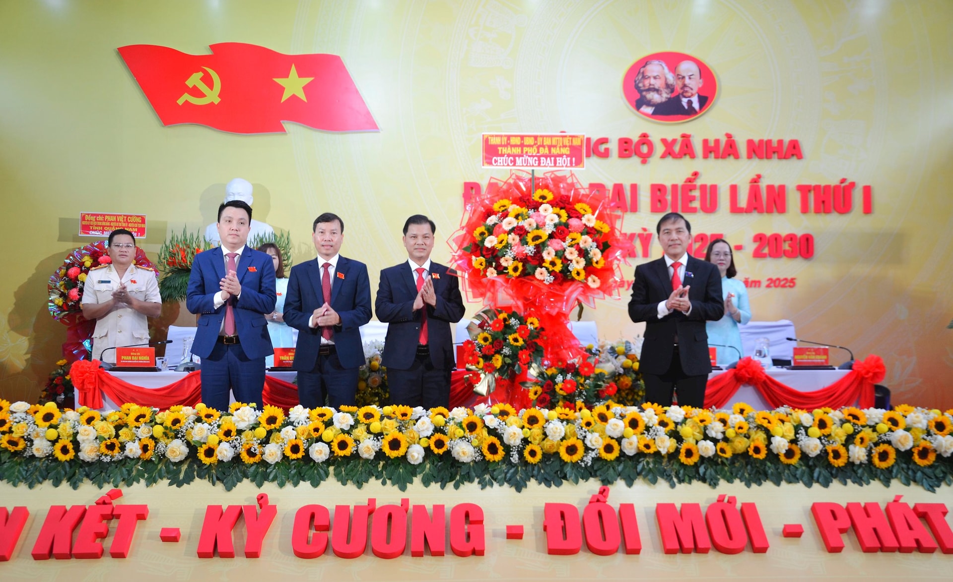 Đồng chí Nguyễn Đức Nam (đứng bên phải) tặng hoa chúc mừng đại hội. Ảnh: CÔNG TÚ