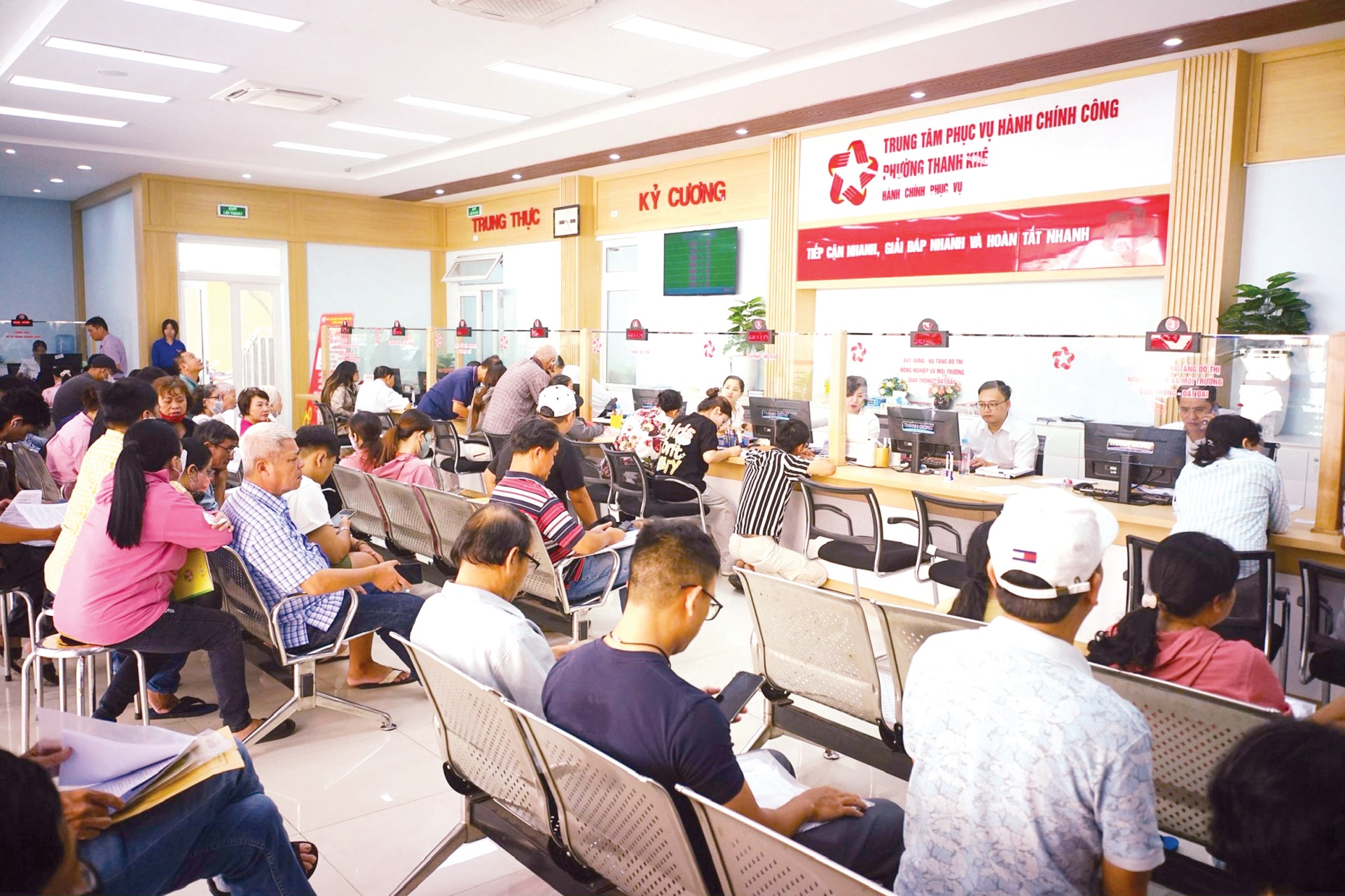 Hoạt động giao dịch tại Trung tâm Hành chính công phường Thanh Khê. Ảnh: XUÂN SƠN