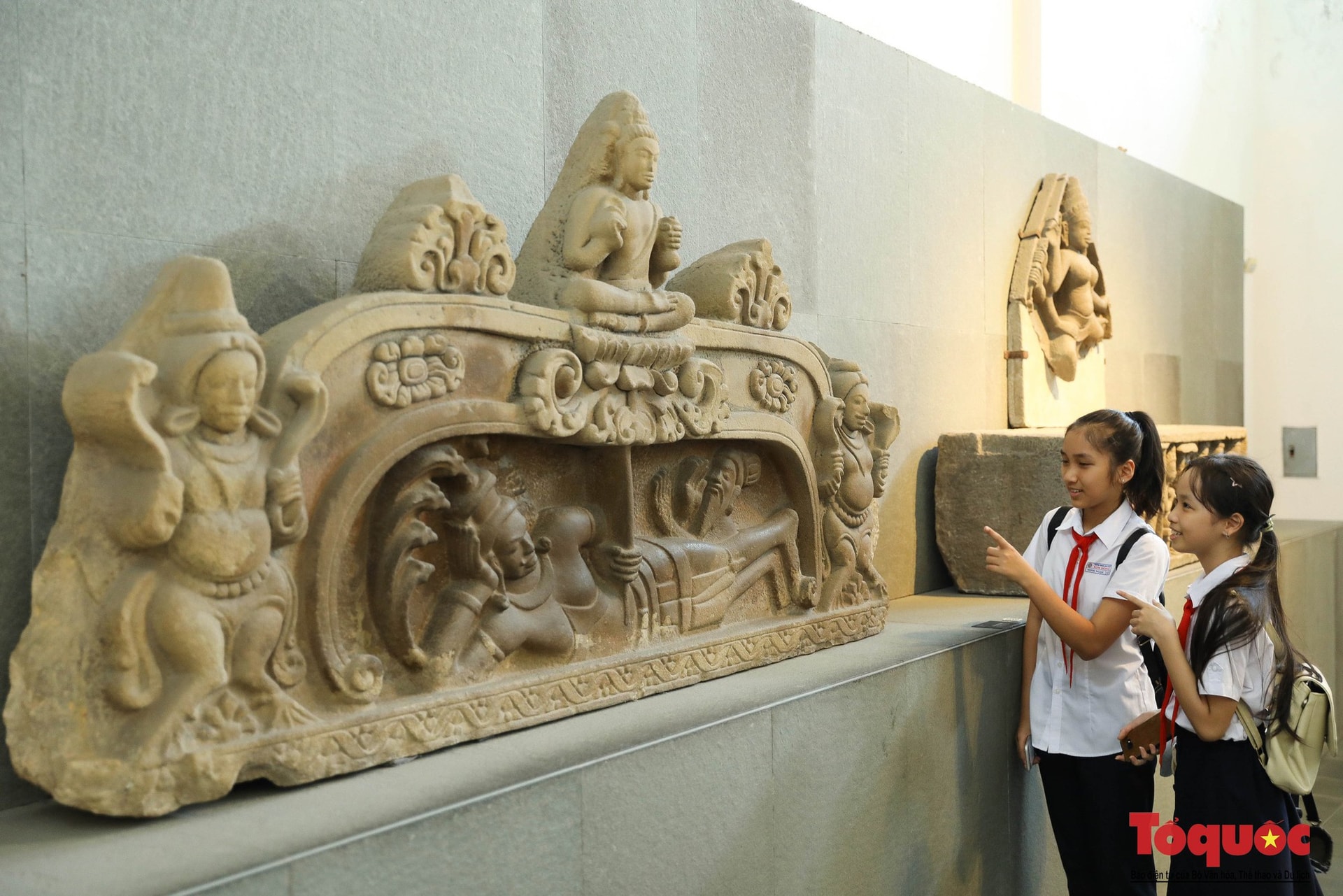 Schüler besuchen das Cham-Skulpturenmuseum und lernen dort Artefakte kennen. Foto: Dokument