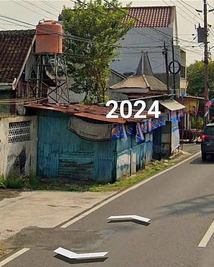 Năm 2016, hình ảnh hai ông bà ngồi trước nhà, năm 2024, chỉ còn lại ngôi nhà khóa trái cửa. Ảnh: Internet