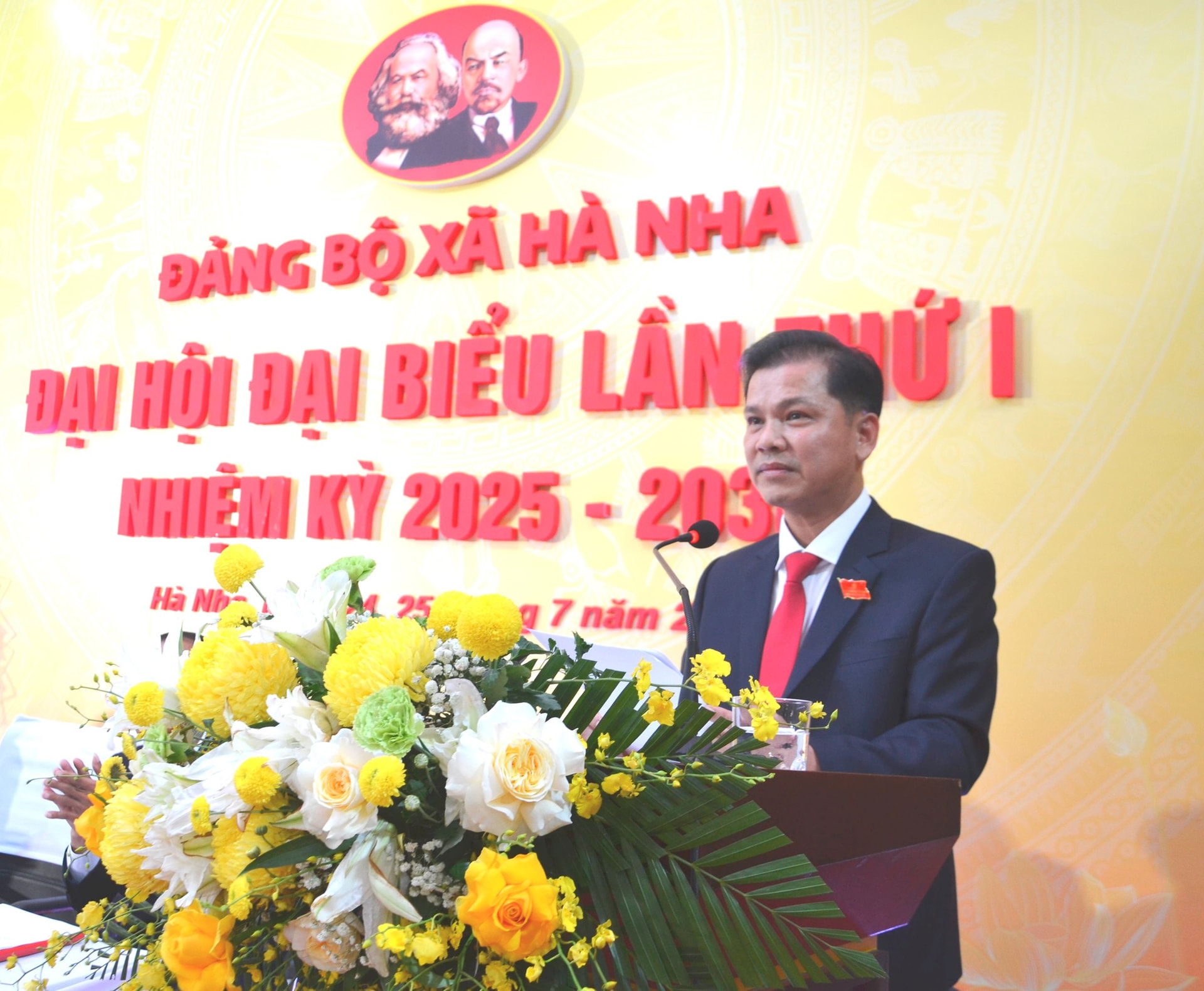 Đồng chí Nguyễn Hữu Vũ cho biết xã Hà Nha phấn đấu đạt chuẩn nông thôn mới nâng cao. Ảnh: CÔNG T
