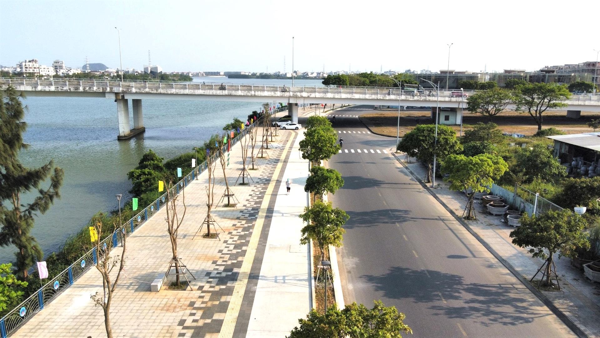 Công trình cải tạo cảnh quan vỉa hè bờ sông dọc tuyến đường Thăng Long được hoàn thành và đưa vào sử dụng tạo nên diện mạo hiện đại, văn minh cho thành phố nói chung, phường Cẩm Lệ nói riêng. Ảnh: XUÂN SƠN