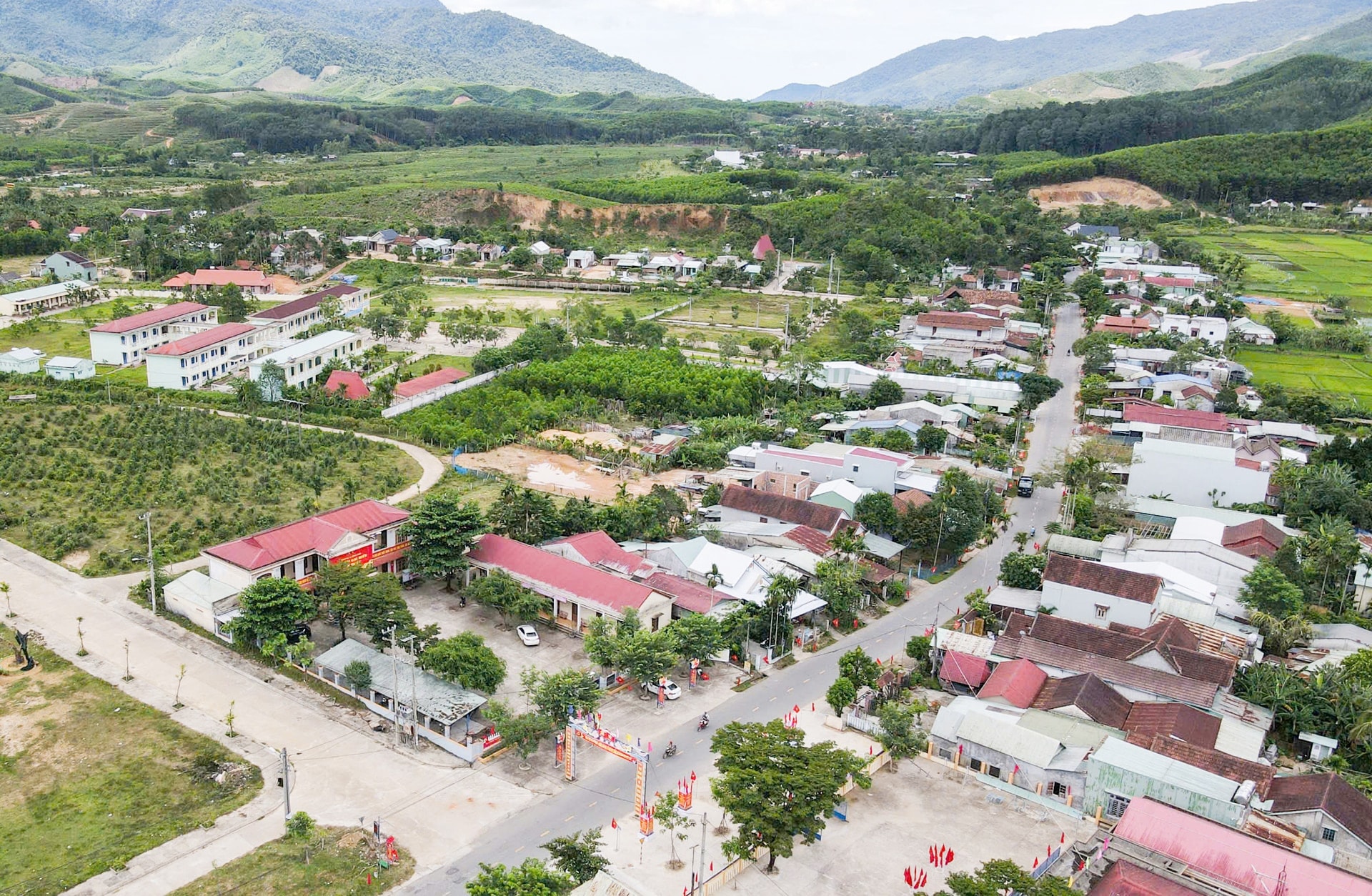 Trung tâm xã Sông Vàng nằm ven quốc lộ 14G. Ảnh: TÚ QUÂN