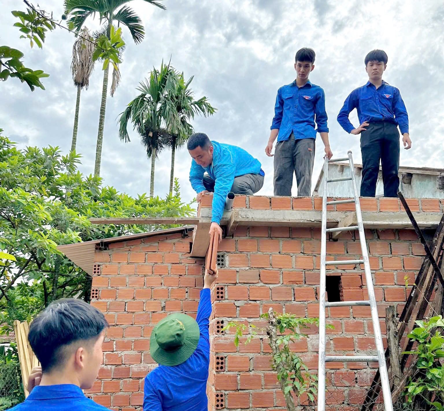Đoàn Thanh niên xã Tam Mỹ hỗ trợ ngày công xóa nhà tạm, nhà dột nát cho người có công. Ảnh: LAM PHƯƠNG