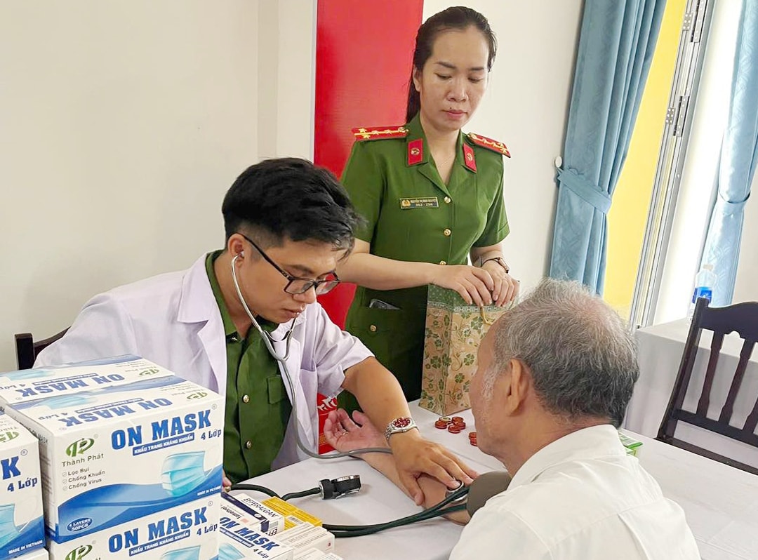 Cán bộ, chiến sĩ Trại tạm giam số 1 (Công an thành phố Đà Nẵng) tổ chức chương trình “Tri ân tháng Bảy” thăm khám sức khỏe cho gia đình chính sách, người có công phường Hòa Khánh. Ảnh: LAM PHƯƠNG