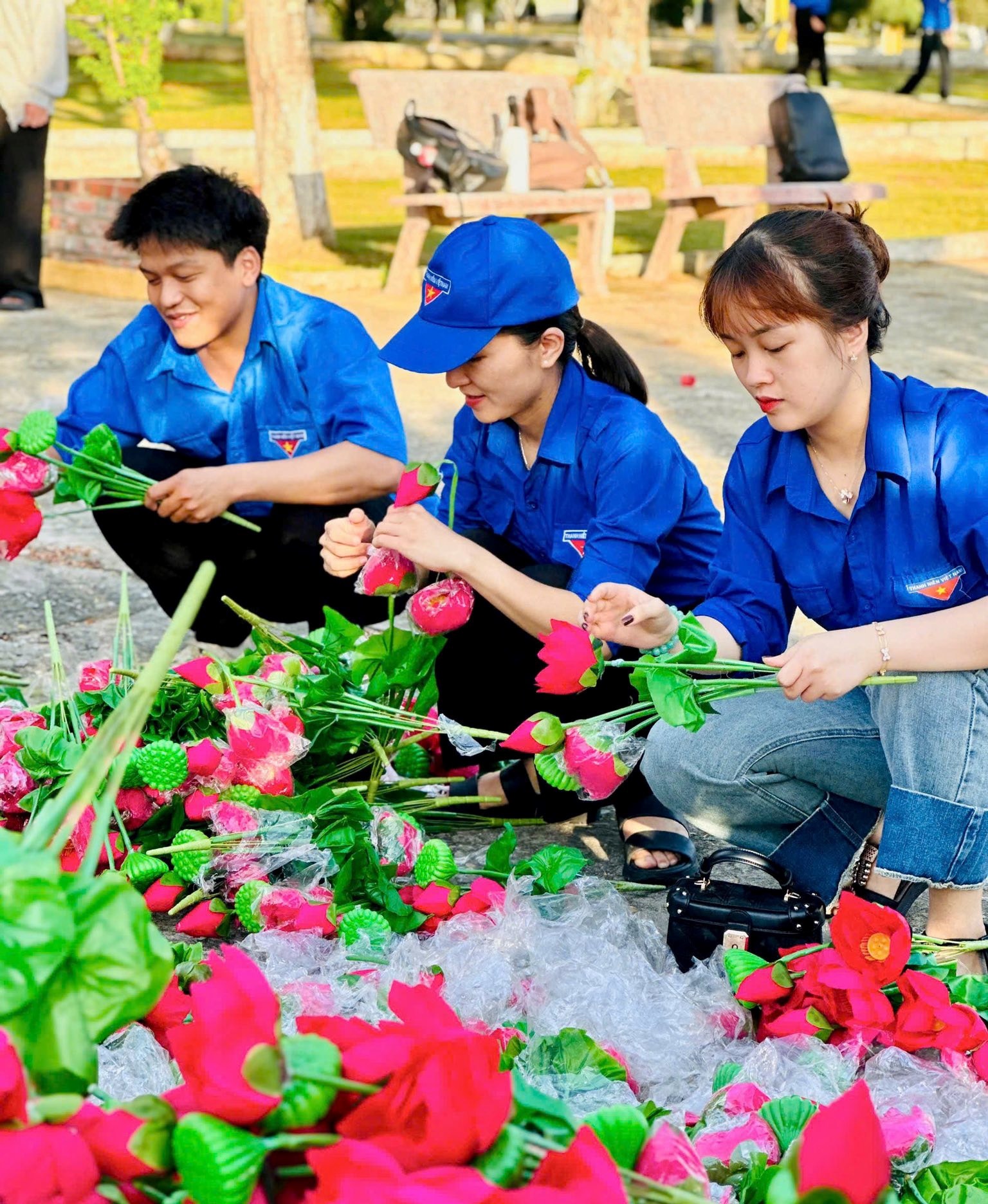 Đoàn viên thanh niên phường Hội An Tây chuẩn bị hoa sen dâng mộ liệt sĩ. Ảnh: LAM PHƯƠNG