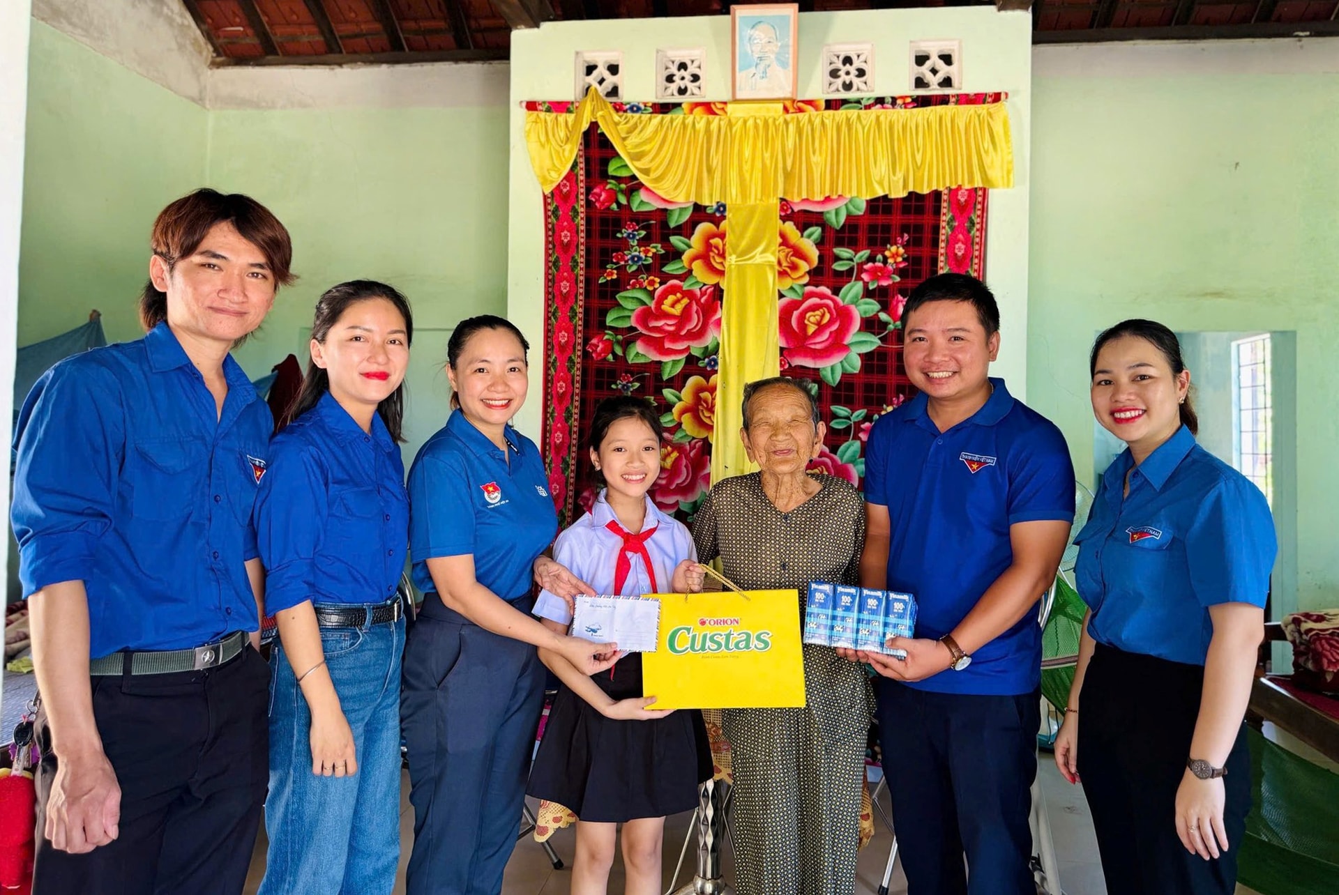 Tuổi trẻ phường Hội An Tây thăm hỏi, tặng quà Bà mẹ Việt Nam anh hùng Nguyễn Thị Liễu (SN 1934, thôn Bàu Ốc). Ảnh: LAM PHƯƠNG