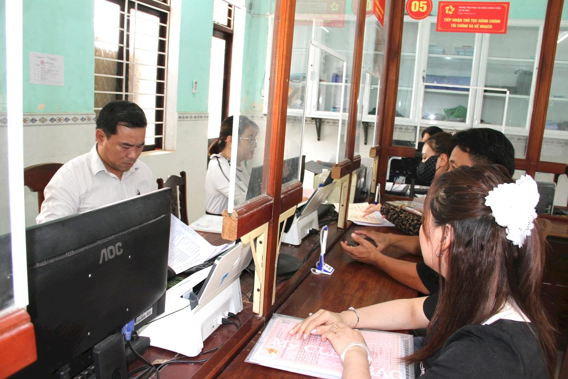 Người dân và doanh nghiệp đến làm thủ tục hành chính tại Trung tâm Phục vụ hành chính công xã Hà Nha. Ảnh: TRỌNG HÙNG