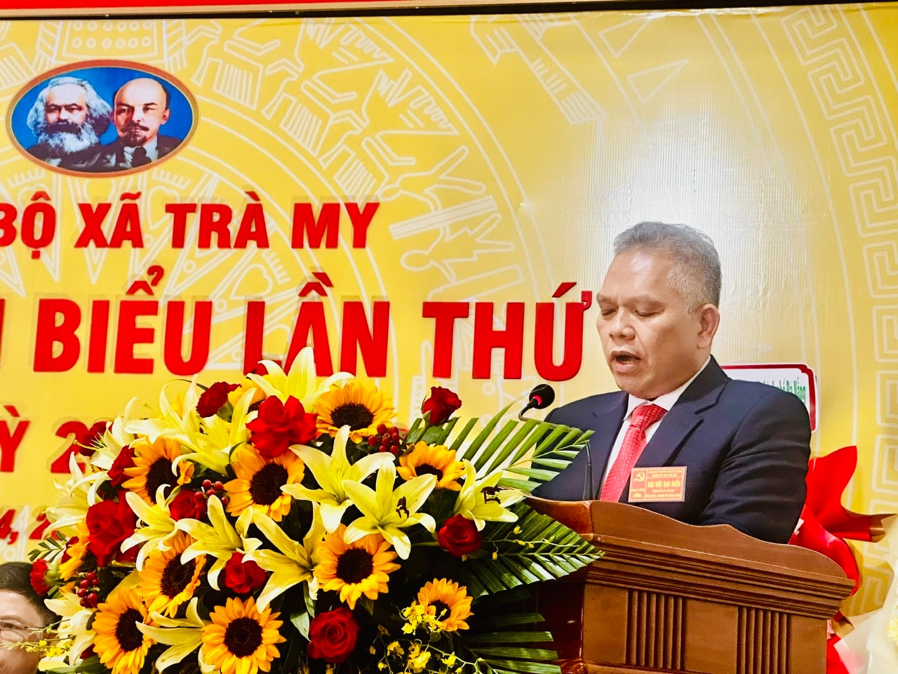 Đồng chí Phùng Văn Huy giữ chức vụ Bí thư Đảng ủy xã Trà My phát biểu nhấn mạnh các nhiệm vụ đột phá của địa phương. Ảnh: THÚY VÂN Đồng chí Phùng Văn Huy giữ chức vụ Bí thư Đảng ủy xã Trà My phát biểu nhấn mạnh các nhiệm vụ đột phá của địa phương. Ảnh: THÚY VÂN