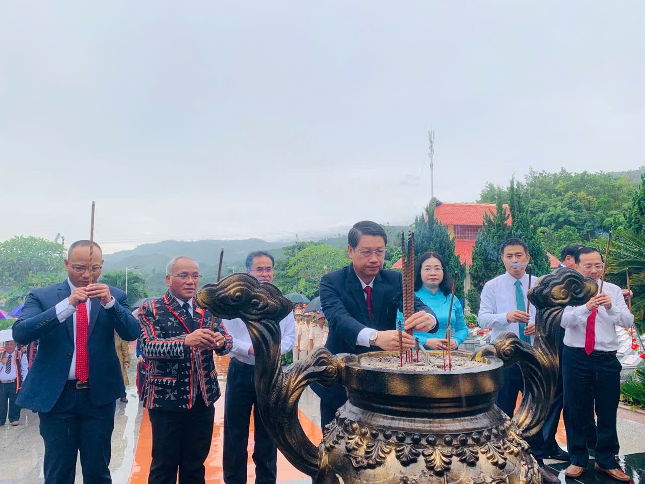 Phó Bí thư Thành ủy Đà Nẵng Ngô Xuân Thắng cùng các đại biểu đã đến viếng và dâng hương tại Nghĩa trang liệt sĩ xã Đông Giang