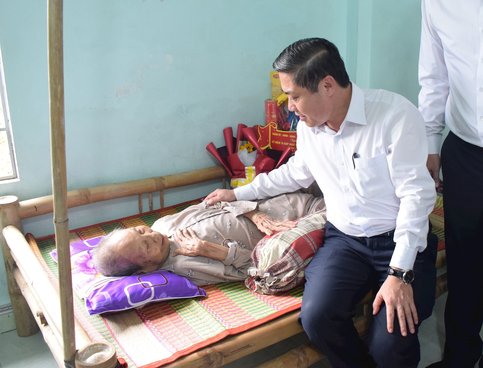 សមាជិកគណៈកម្មាធិការអចិន្ត្រៃយ៍នៃគណៈកម្មាធិការបក្សទីក្រុង អនុប្រធានគណៈកម្មាធិការប្រជាជនទីក្រុង Phan Thai Binh ជូនអំណោយដល់មាតាបិតាជាតិវៀតណាម Nguyen Thi Than។ រូបថត៖ DOAN HAO LUONG