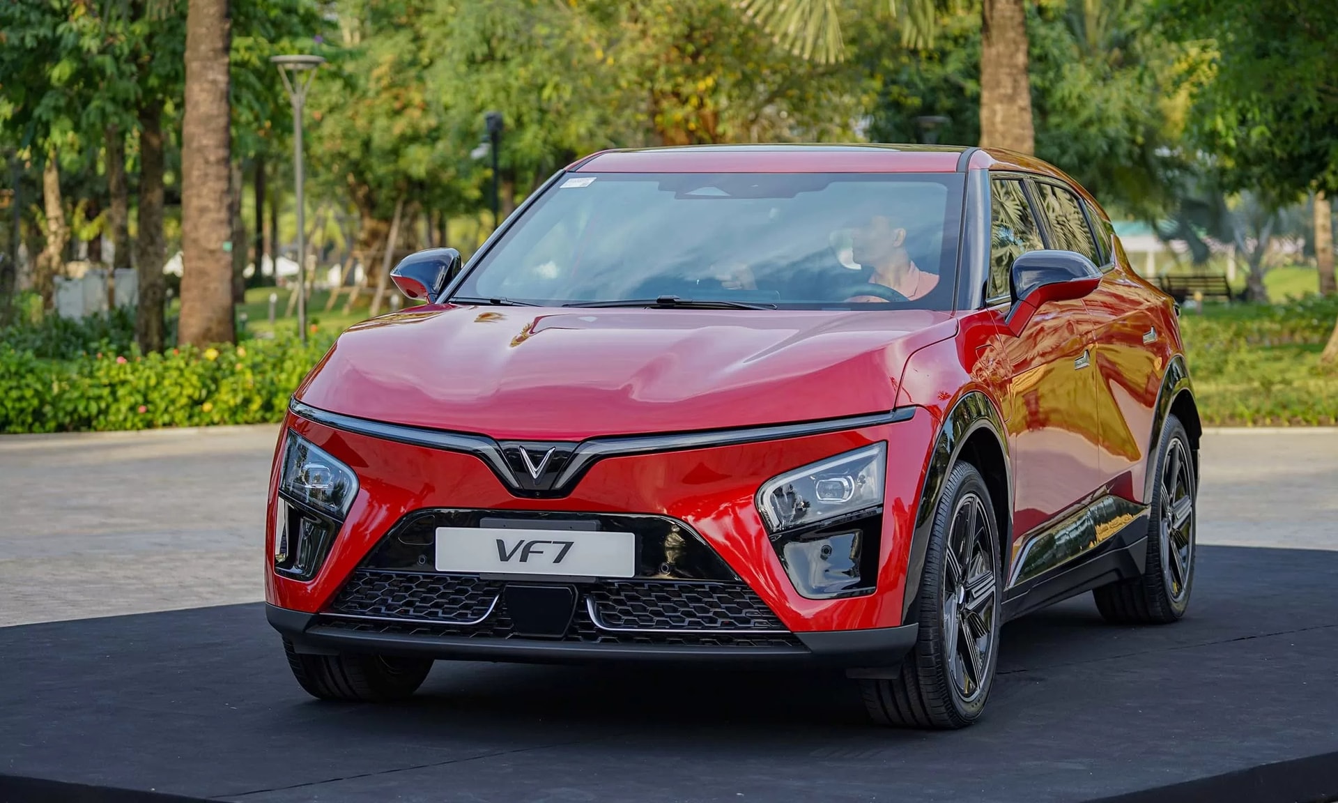 VinFast VF 7 đốt cháy GIIAS 2025 Định nghĩa lại sự sang trọng