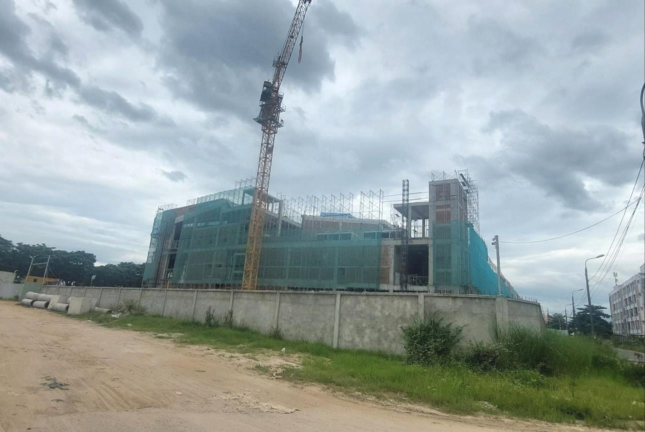 Подрядчик ускоряет строительство коммерческого центра MM Mega Market Da Nang в районе Хоакхань, чтобы завершить его в ноябре 2025 года. Фото: TRONG HUNG
