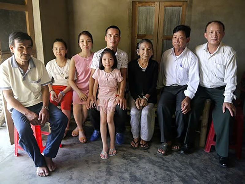 CCB Nguyễn Tiến Đãi (bìa phải) chụp ảnh kỷ niệm cùng gia đình Liệt sĩ Lê Văn Bồ. Ảnh: NVCC