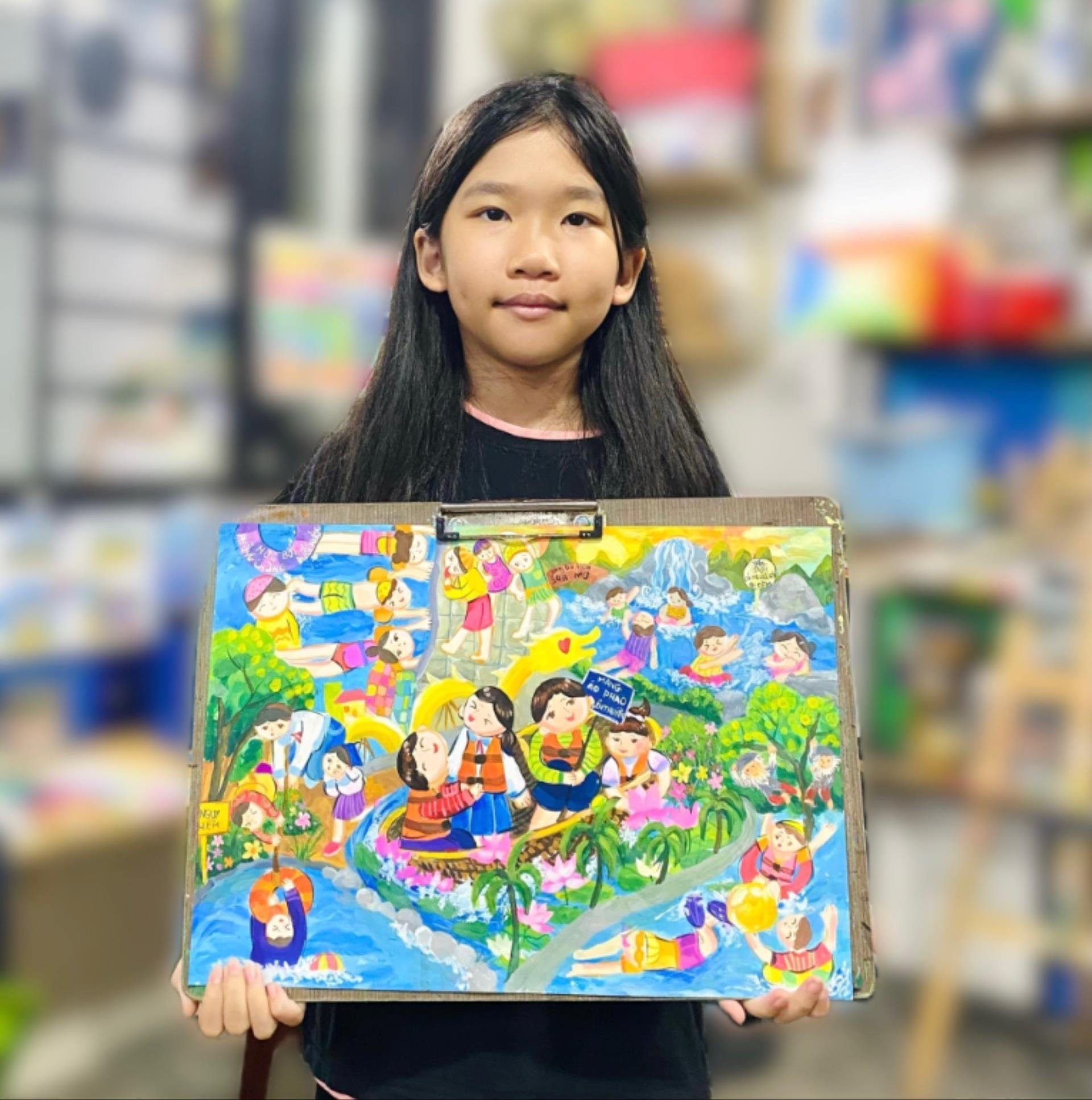 Nguyen Tran Minh Tue (6. třída, Střední škola Nguyen Binh Khiem, obvod Ngu Hanh Son) získal zvláštní cenu v kategorii malba v soutěži „Utonutí – preventivní kroky do roku 2025“. Foto: KHÁNH HUYỀN