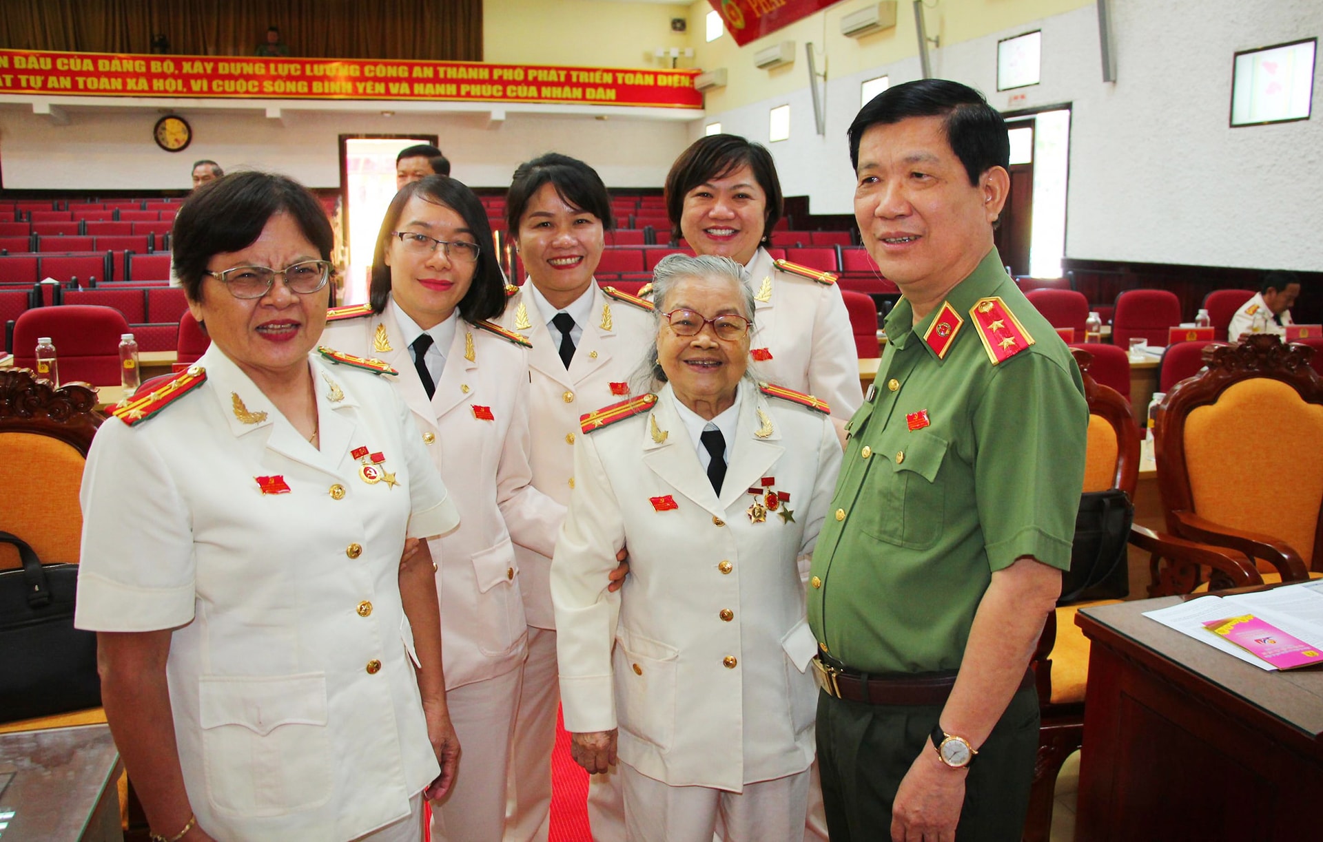 Nữ Anh hùng Lực lượng vũ trang nhân dân Mai Thị Rân (ngoài cùng, bên trái) trong một buổi kể chuyện truyền thống cùng lực lượng công an thành phố Đà Nẵng. Ảnh: T.YẾN