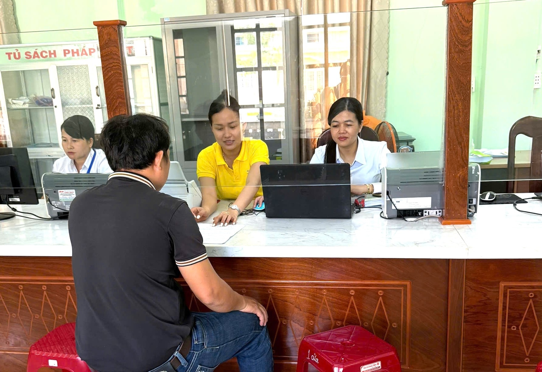Công dân làm thủ tục hành chính tại xã Đồng Dương. Ảnh: TÂM ĐAN