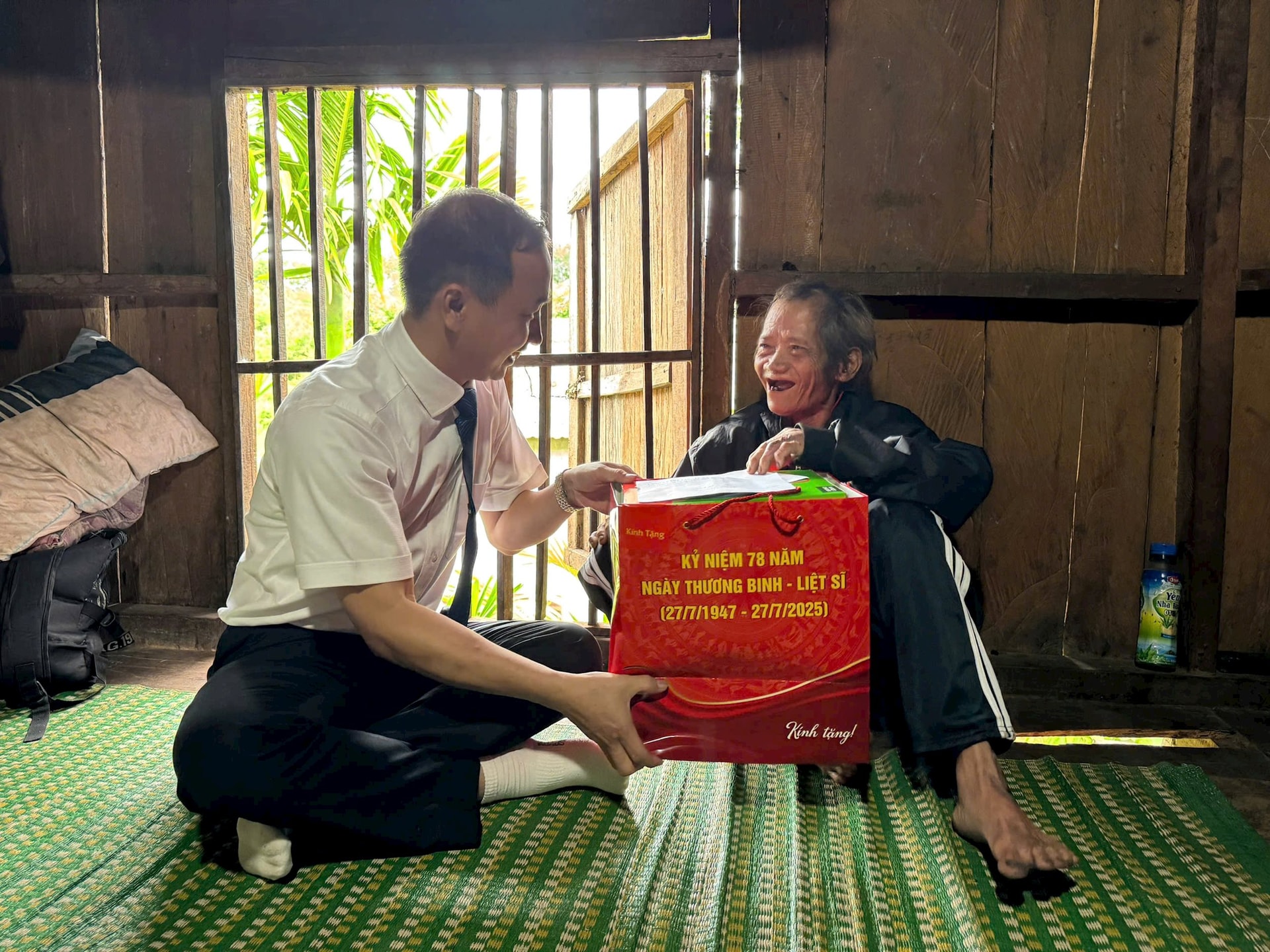 Bí thư Đảng ủy xã Trà Tân Nguyễn Hồng Lai thăm, tặng quà người có công nhân dịp 27/7. Ảnh: DIỄM LỆ
