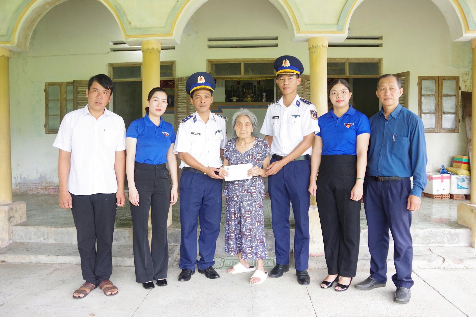 Đại diện Hải đội 212 thăm hỏi, tặng quà các gia đình liệt sĩ Tại xã Tam Hải, TP. Đà Nẵng