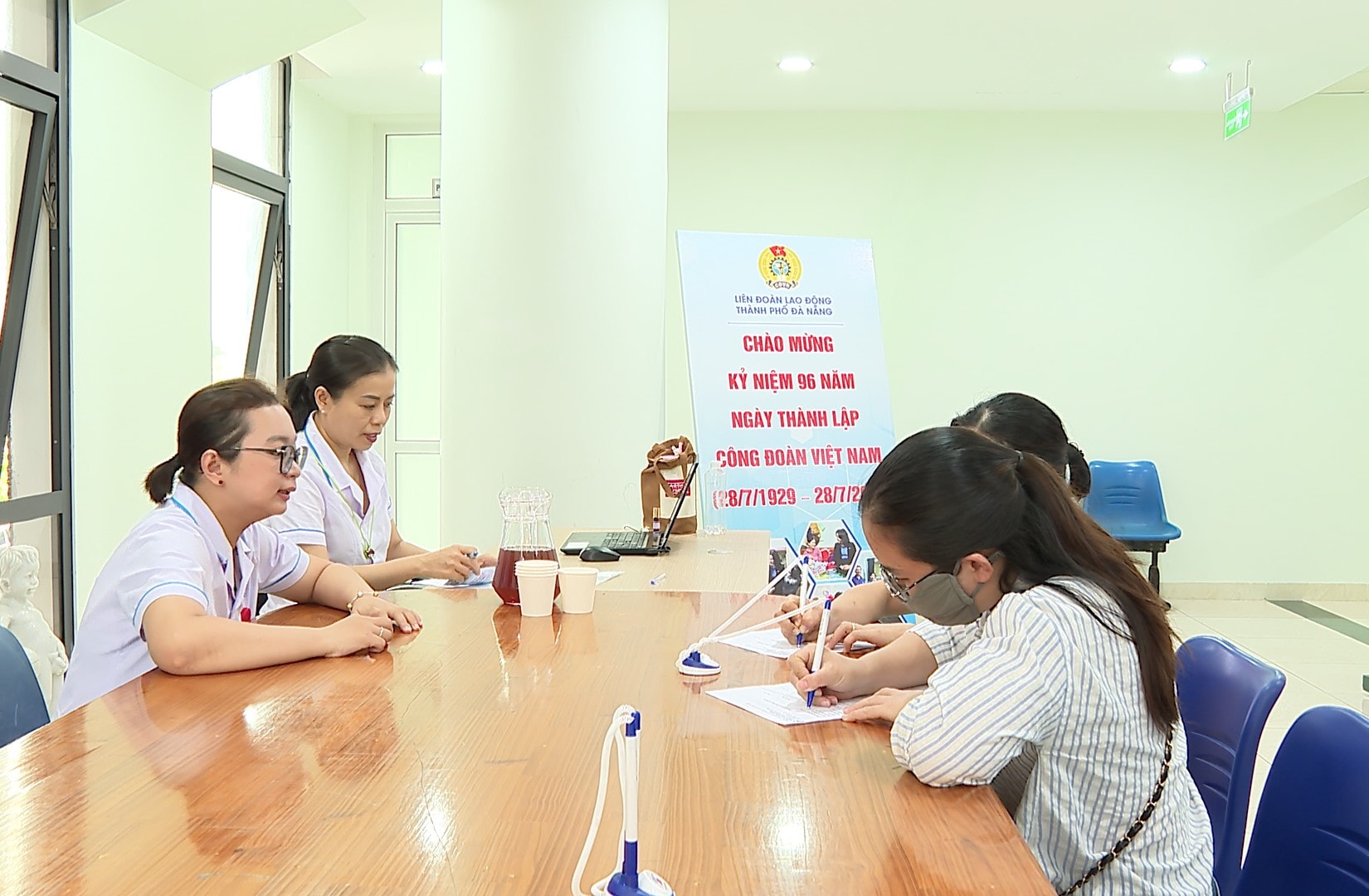 Nữ đoàn viên, người lao động được hướng dẫn, tư vấn trước khi khám. Ảnh: NGỌC HA