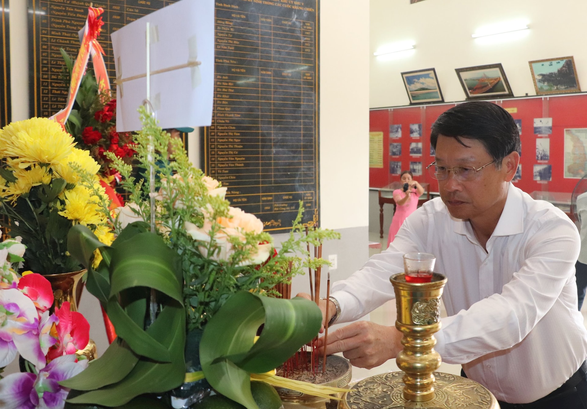 Phó Bí thư Thành ủy thành phố Ngô Xuân Thắng dâng hương tại Khu lưu niệm Ban Tổ chức Khu ủy Khu 5. Ảnh: ĐẮC MẠNH