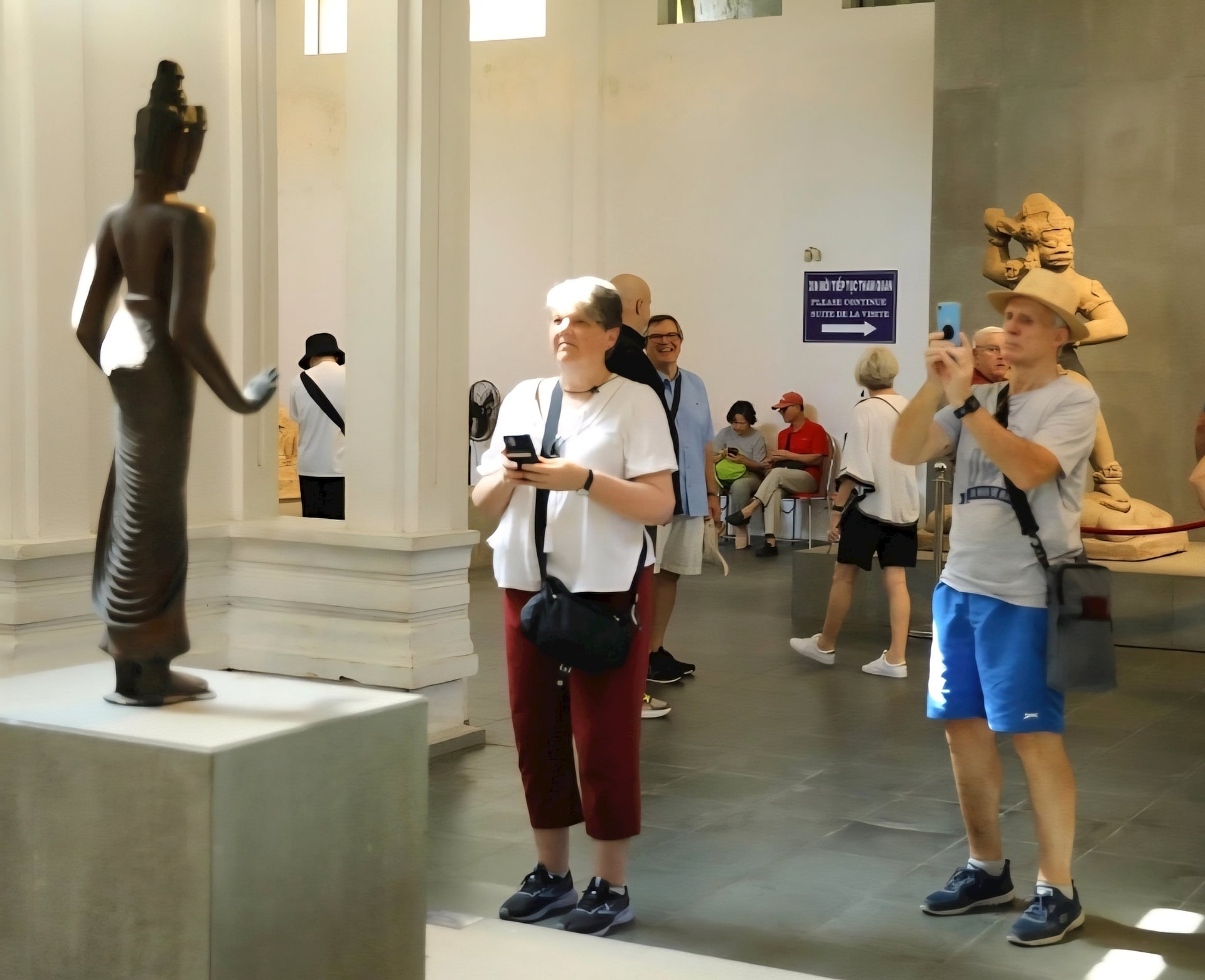 Khách quốc tế tham quan Bảo tàng Điêu khắc Chăm. Ảnh: Q.