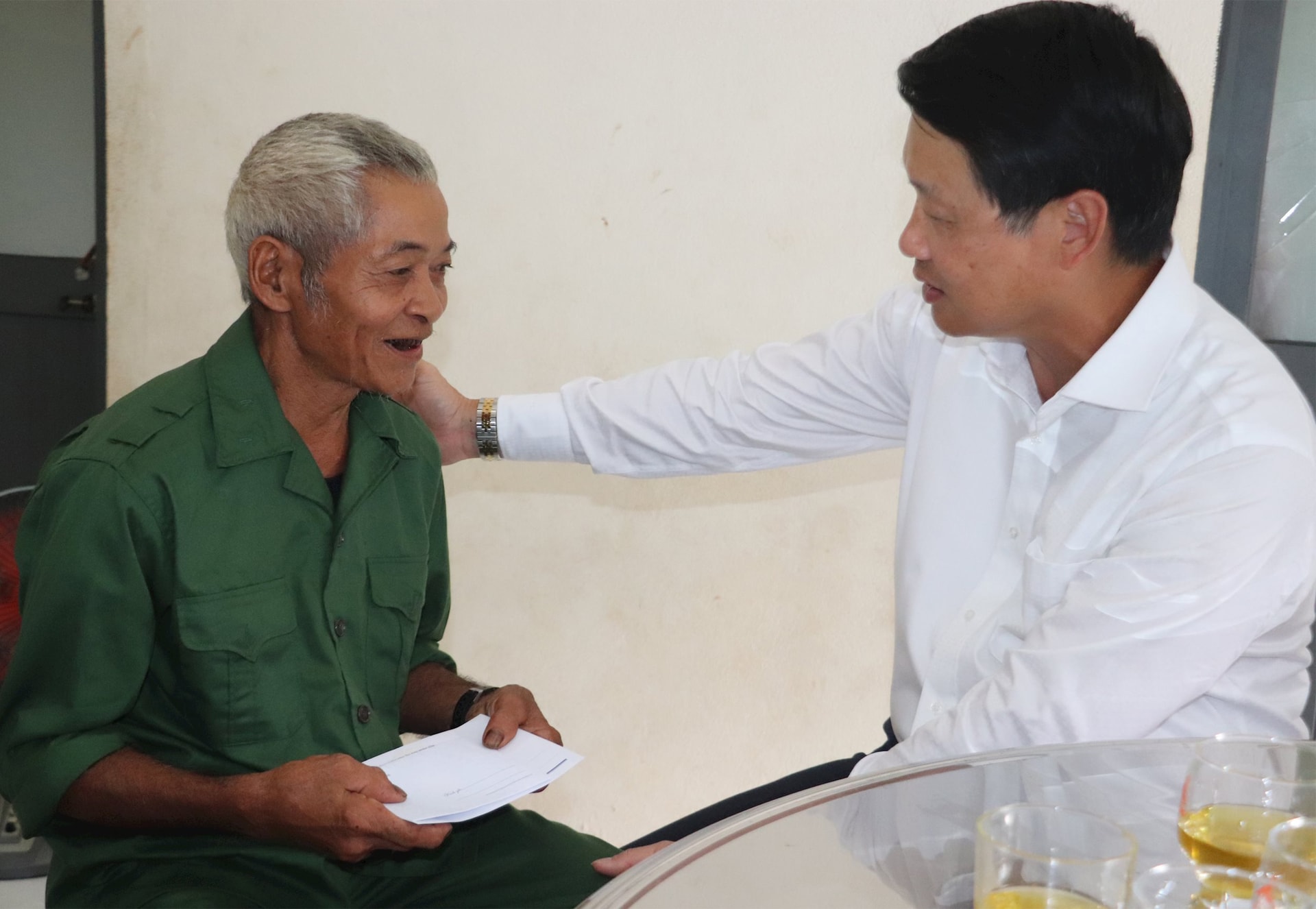 CU GIACPhó Bí thư Thành ủy Ngô Xuân Thắng tặng quà cho bệnh binh Hồ Văn Giác (68 tuổi, trú thôn 2, xã Trà Tân, thành phố Đà Nẵng). Ảnh: ĐẮC MẠNH