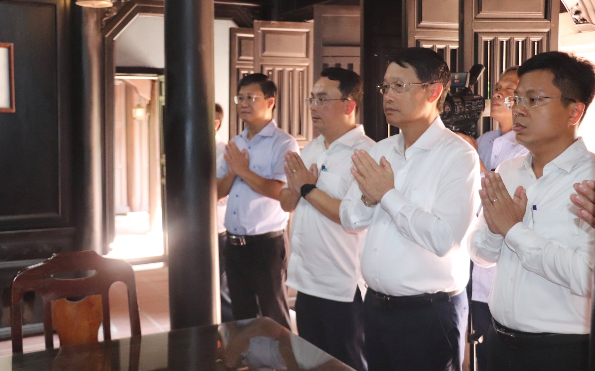 Đoàn công tác của thành phố Đà Nẵng dâng hương tại Nhà lưu niệm cụ Huỳnh Thúc Kháng tại xã Thạnh Bình. Ảnh: ĐẮC MẠNH