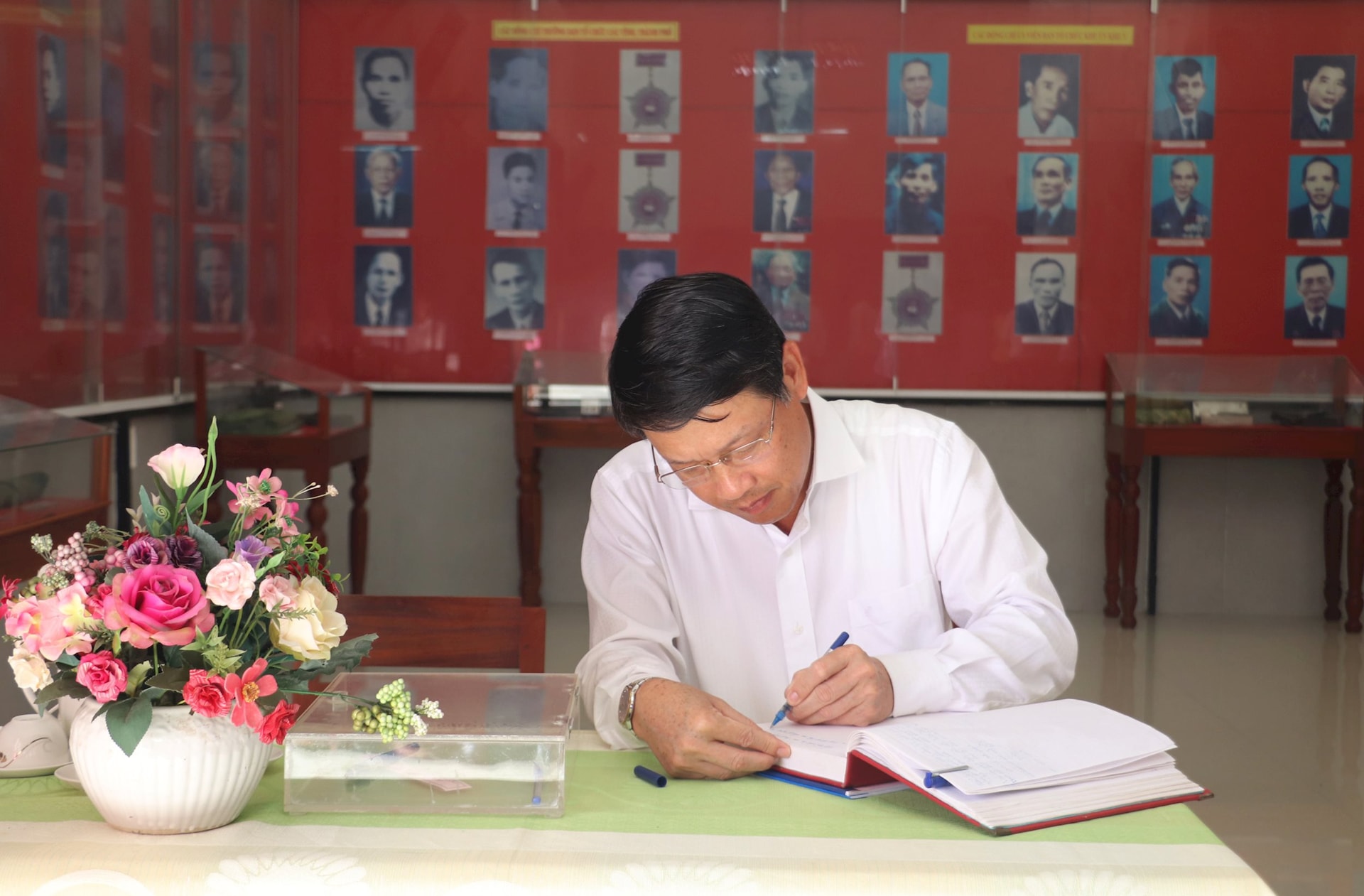 Phó Bí thư Thành ủy Ngô Xuân Thắng ghi sổ cảm tưởng tại Khu lưu niệm Ban Tổ chức Khu ủy Khu 5. Ảnh: ĐẮC MẠNH
