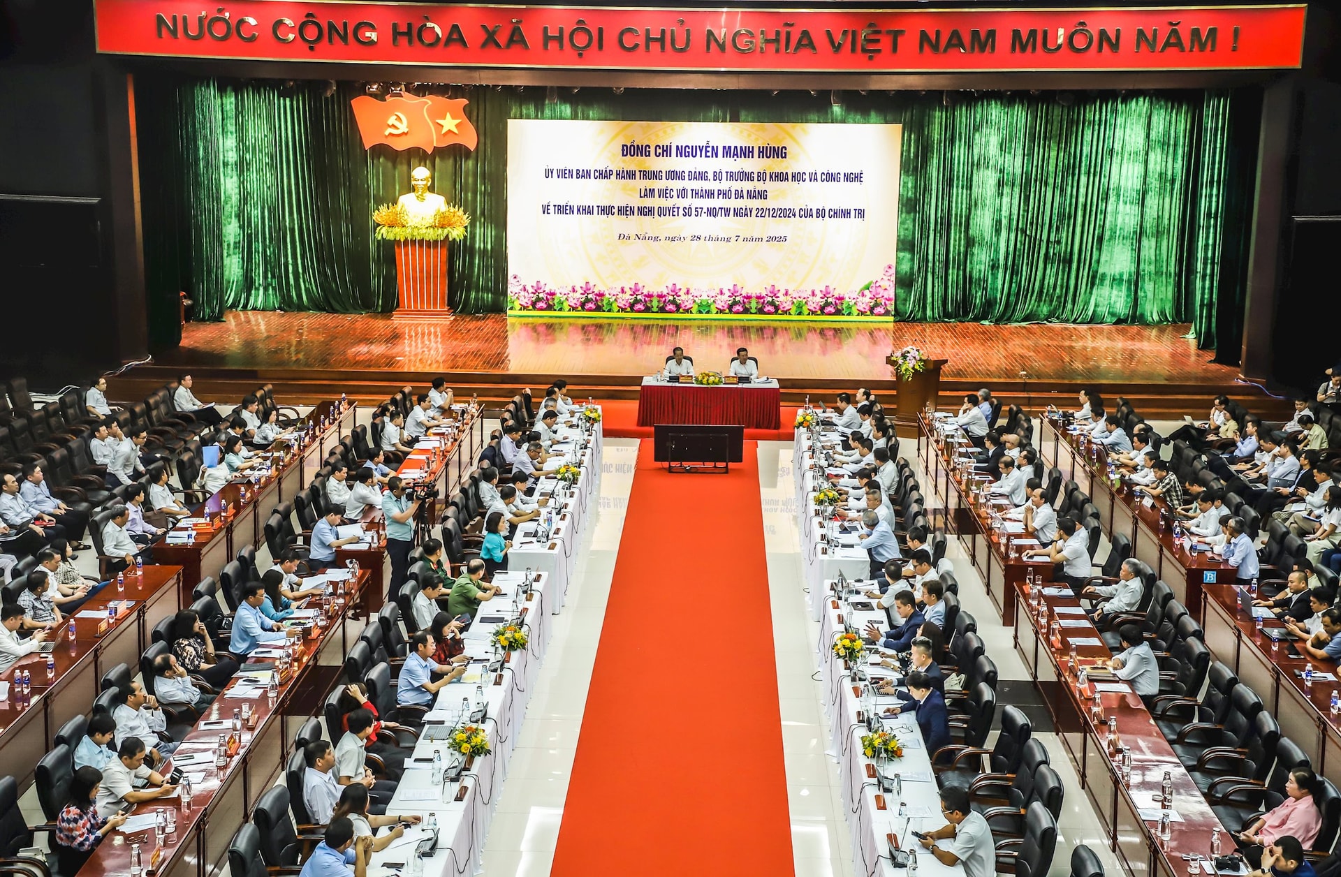 Toàn cảnh buổi làm việc. Ảnh: NGỌC PHÚ
