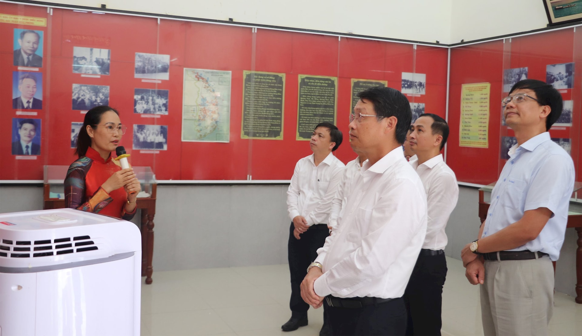 Đoàn đại biểu thành phố Đà Nẵng tham quan tại Khu lưu niệm Ban Tổ chức Khu ủy Khu 5. Ảnh: ĐẮC MẠNH