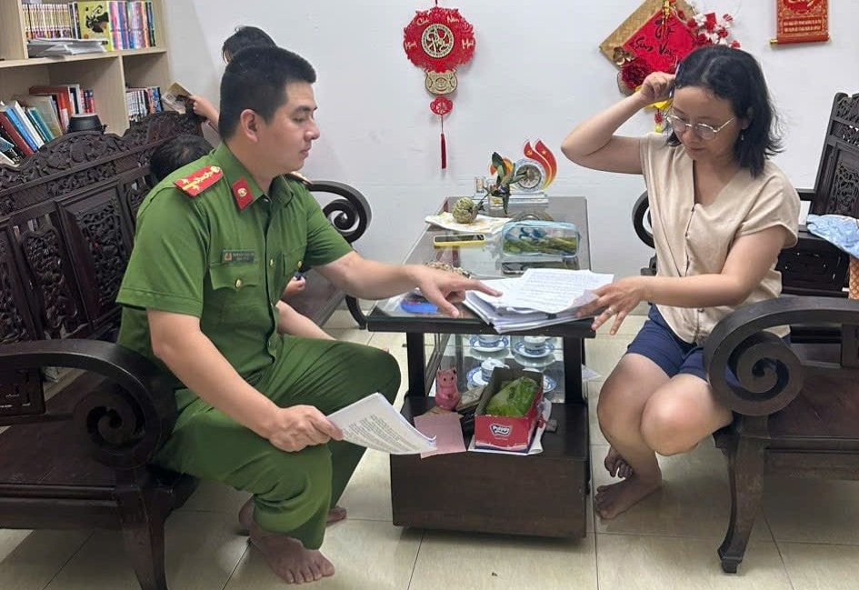 Lực lượng Công an tuyên truyền, ký cam kết phòng, chống tội phạm công nghệ cao trong nhân dân. ẢNH: ĐVCC