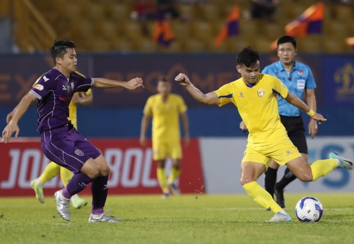 Cầu thủ Câu lạc bộ Quảng Nam (bên phải) thi đấu tại V-League 2024 - 2025. Ảnh: VPF