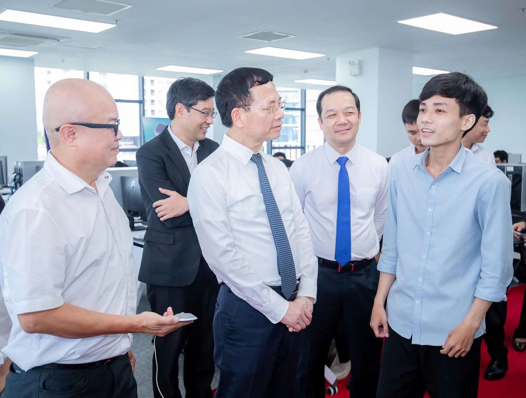 รัฐมนตรีว่าการกระทรวงวิทยาศาสตร์และเทคโนโลยี เหงียน มานห์ หุ่ง (กลาง) กล่าวถึงรูปแบบการดำเนินงานในพิธีเปิดตัวโครงการห้องปฏิบัติการผลิตเทคโนโลยีบรรจุภัณฑ์ขั้นสูง (Fab-Lab Project) เมื่อวันที่ 28 กรกฎาคม ณ เมืองดานัง ภาพโดย: TIEU YEN
