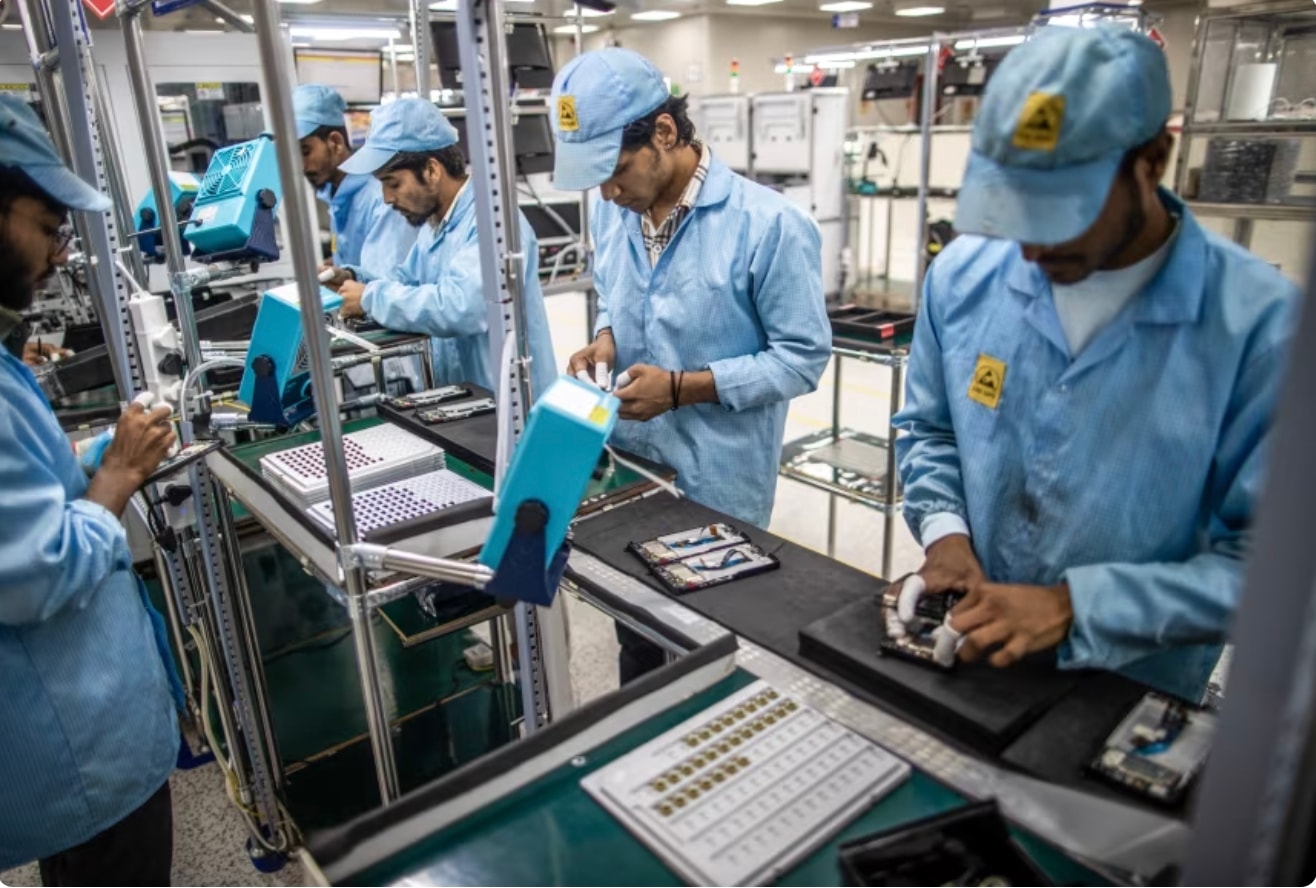 Nhân viên làm việc trên dây chuyền lắp ráp điện thoại di động tại Padget Electronics Pvt., công ty con của Dixon Technologies ở Noida, Ấn Độ, tháng 3/2024. Ảnh: Bloomberg