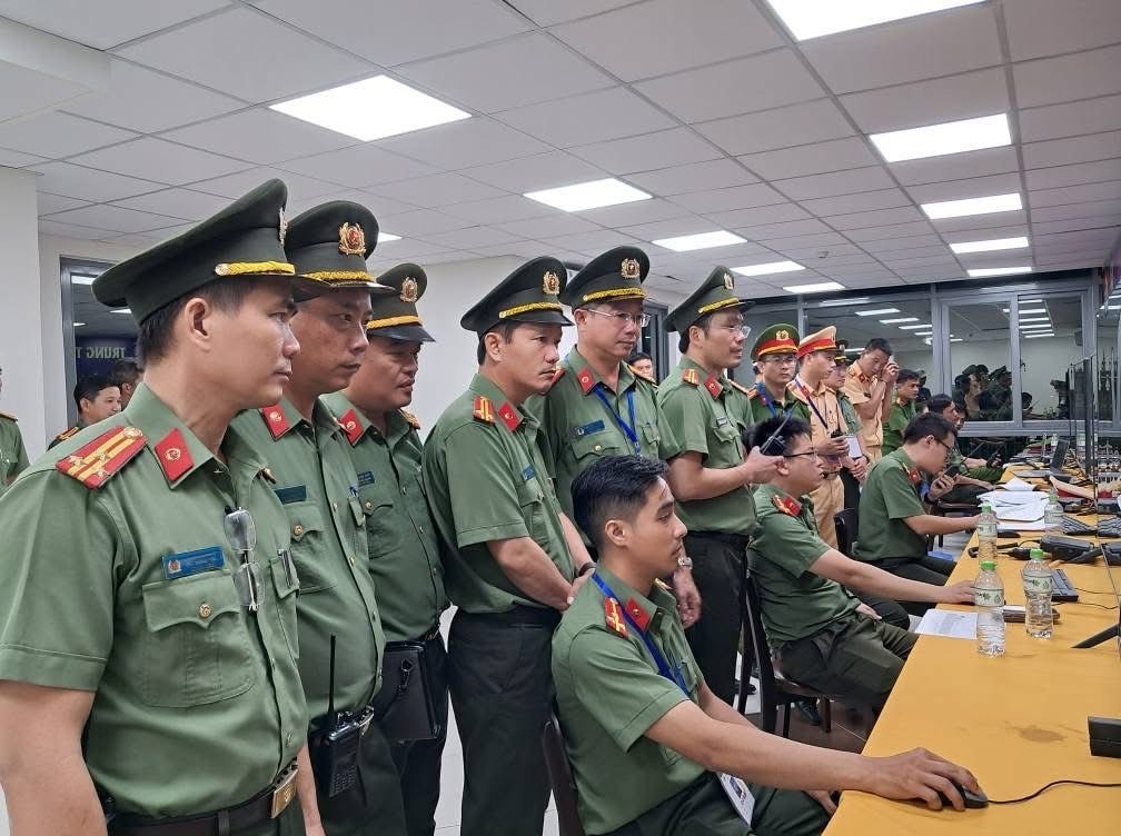 Chỉ huy các đơn vị nghiệp vụ kiểm tra công tác an ninh Lễ hội pháo hoa quốc tế - Đà Nẵng năm 2025.