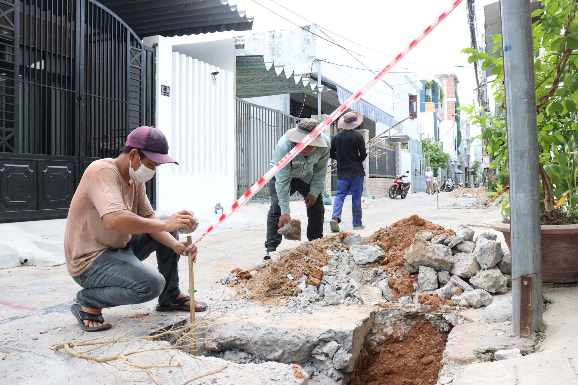 作業員たちは新しいプロジェクトを急いで完成させ、住民に引き渡している。