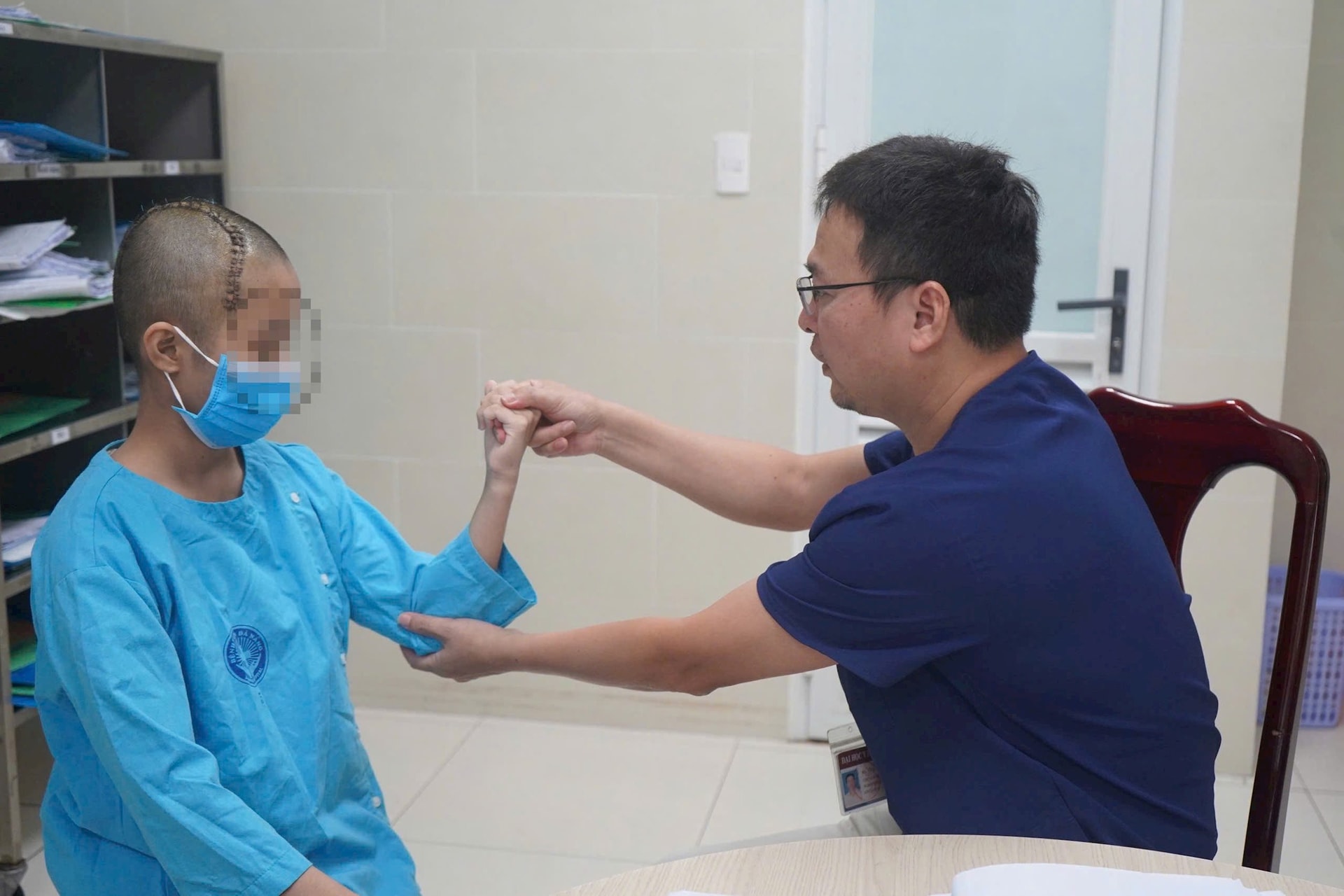 Sau phẫu thuật bệnh nhi hồi phục tốt, tỉnh táo, vận động tứ chi gần như bình thường và đã xuất viện.