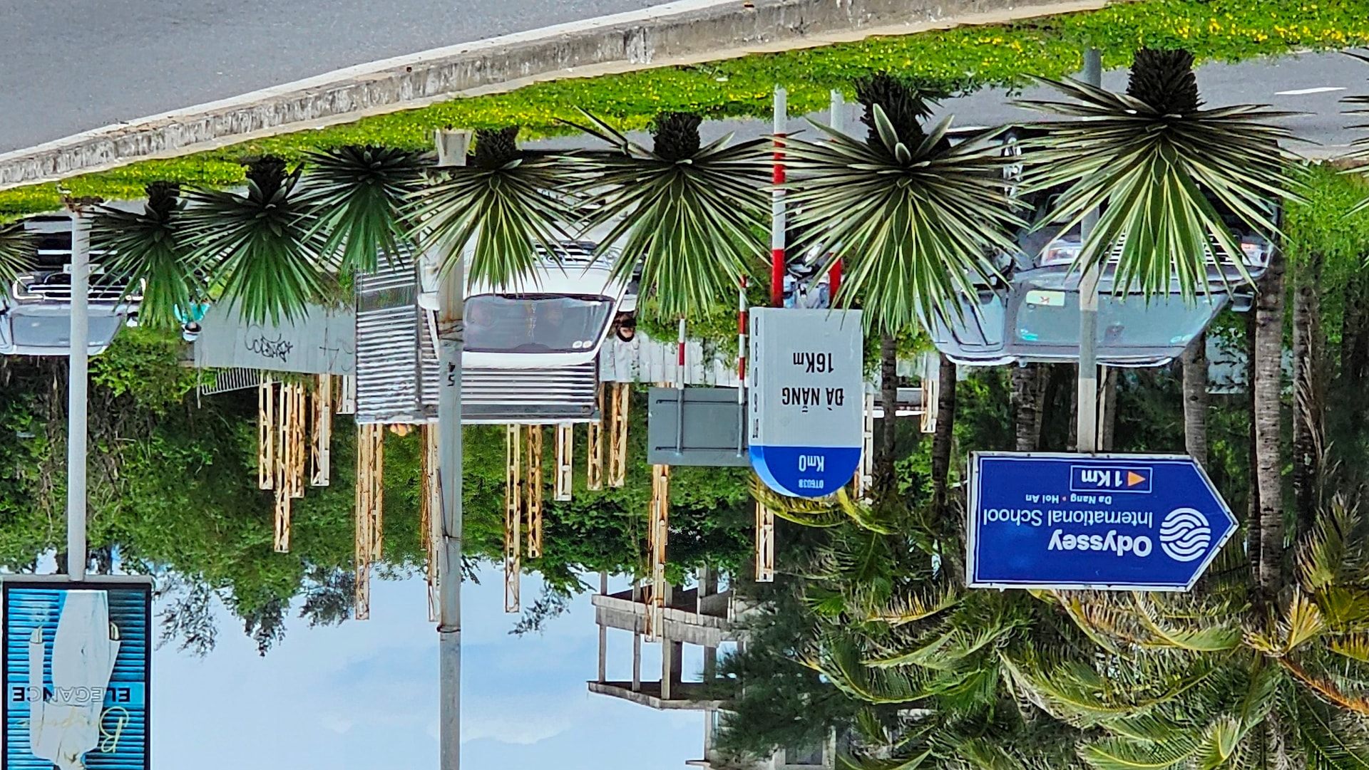 Nhiều biển báo chưa thống nhất về khoảng cách. Ảnh: PHƯƠNG UYÊN
