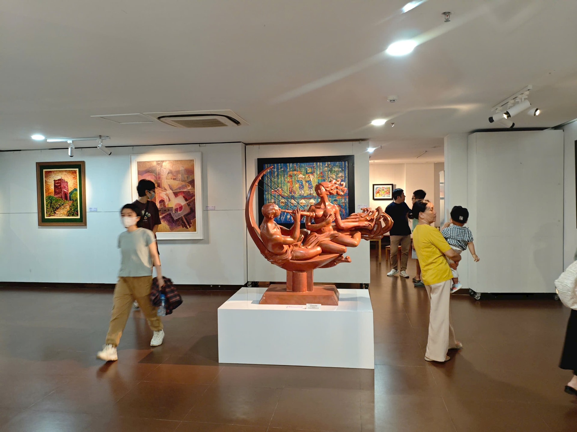Người dân tham quan Bảo tàng Mỹ thuật Đà Nẵng.