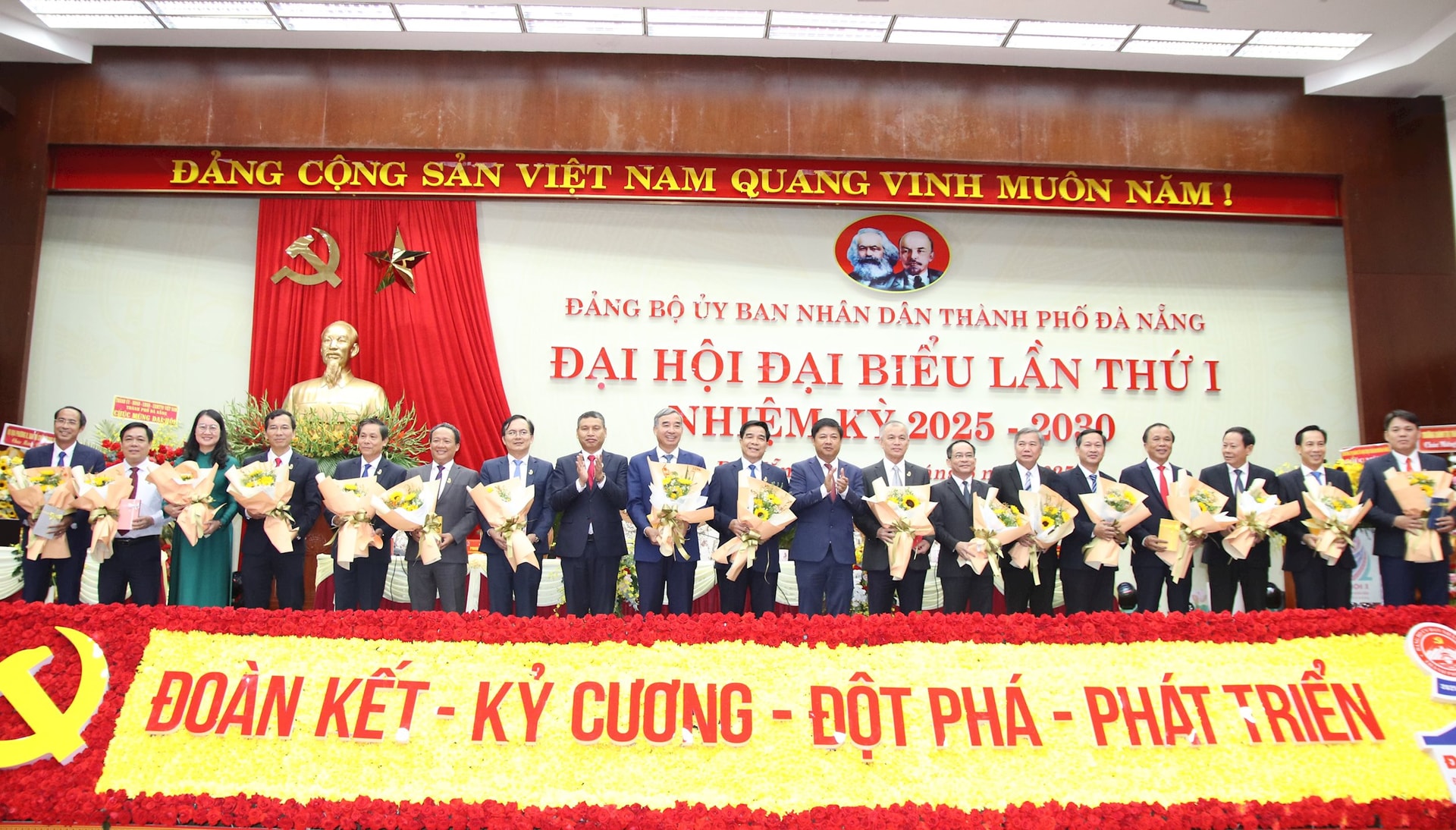 Đại hội tặng hoa, quà lưu niệm cho các đồng chí nguyên Ủy viên Ban Chấp hành Đảng bộ UBND tỉnh Quảng Nam và thành phố Đà Nẵng cũ. Ảnh: TRỌNG HUY