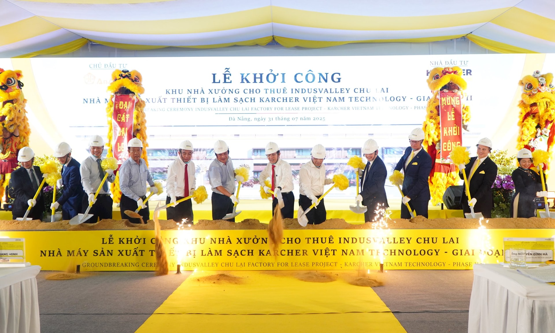 Các đồng chí lãnh đạo và đại biểu thực hiện nghi thức khởi công dự án. Ảnh: TÂM ĐAN
