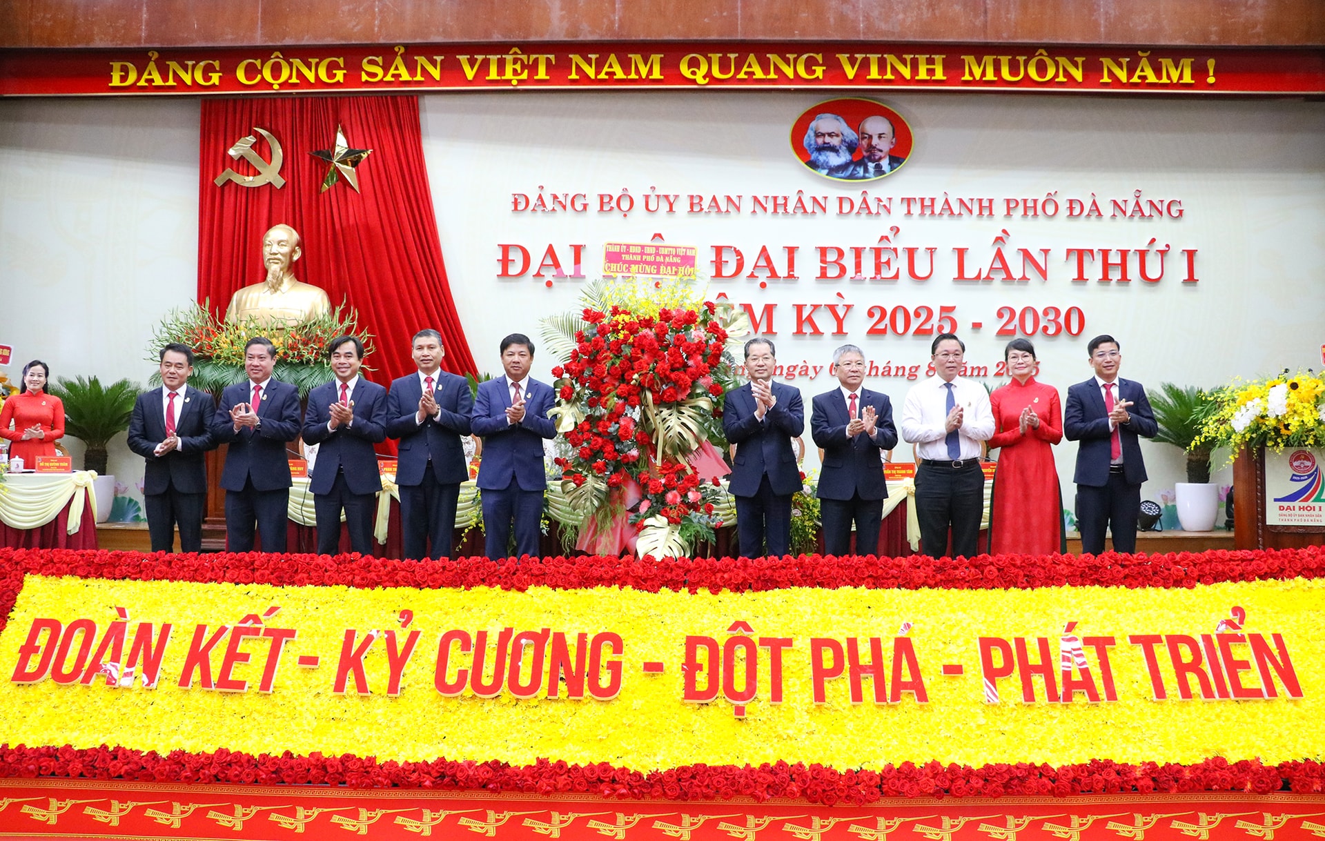 Bí thư Thành ủy Nguyễn Văn Quảng (thứ 5, phải sang) tặng hoa, chúc mừng đại hội. Ảnh: TRỌNG HUY